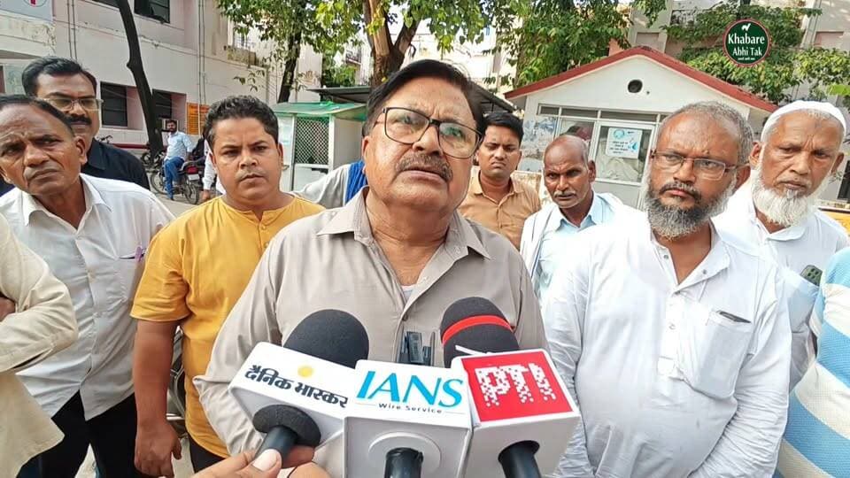 मऊ के डोमनपुरा/इस्लामाबाद में शादी के घर टेंट लगाते समय हादसा, हाईटेंशन तार की चपेट में आने से 3 की मौत
#मऊ #डोमनपुरा #हादसा #खबरेंअभीतक #KhabareAbhiTak