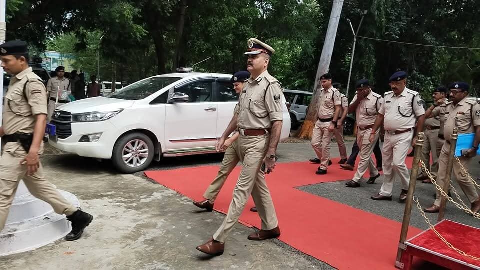 आईजी ने थानाध्यक्षों को दिए सख्त निर्देश कहा अपराधियों पर कसें शिकंजा
अपराध पर नकेल कसने को लेकर मगध रेंज के आईजी विकास वैभव ने जिले के थानाध्यक्षों के साथ समीक्षा बैठक कर सख्त निर्देश दिए। एसपी डॉ. नवजीत सिम्मी की मौजूदगी में हुई बैठक में लंबित कांडों, अपराध नियंत्रण और अवैध गतिविधियों पर कार्रवाई की समीक्षा की गई। आईजी ने शराब, जुआ-सट्टा और सूखा नशे के कारोबार पर लगातार कार्रवाई, फरार अपराधियों की गिरफ्तारी तथा वारंट, इश्तेहार व कुर्की के मामलों का शीघ्र निष्पादन करने को कहा। अपराधियों पर निगरानी बढ़ाने के साथ रात में गश्ती तेज करने और संवेदनशील इलाकों में पुलिस की मौजूदगी सुनिश्चित करने का निर्देश दिया गया। थानाध्यक्षों को स्पष्ट निर्देश दिया गया कि कानून-व्यवस्था में किसी तरह की ढिलाई बर्दाश्त नहीं होगी। आम लोगों की शिकायतों का प्राथमिकता से निपटारा करते हुए पुलिस-पब्लिक के बीच भरोसा मजबूत करने पर भी जोर दिया गया।