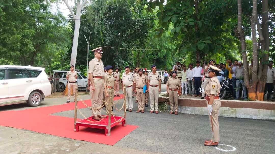आज दिनांक 28.09.2026 को पुलिस अधीक्षक, अरवल के द्वारा जिले के सभी थानाध्यक्षों के साथ समीक्षा बैठक का आयोजन किया गया। बैठक में थाना स्तर की कार्यप्रणाली, अनुशासन एवं कल्याण, अपराध नियंत्रण, अवैध गतिविधियों पर प्रभावी कार्रवाई, लंबित कांडों के निष्पादन सहित विभिन्न महत्वपूर्ण बिंदुओं पर विस्तृत समीक्षा की गई।
बैठक के दौरान निम्नलिखित विषयों पर विशेष रूप से आवश्यक दिशा-निर्देश दिए गए—
1. थाना स्तर का अनुशासन एवं कल्याण:
थाना स्तर पर अनुशासन एवं कार्यप्रणाली को सुदृढ़ बनाए रखने तथा पुलिस पदाधिकारियों एवं कर्मियों के बीच बेहतर समन्वय स्थापित करने का निर्देश दिया गया। साथ ही, पुलिसकर्मियों के कल्याण एवं उनकी कार्य संबंधी समस्याओं के प्रति संवेदनशील रहते हुए आवश्यक कार्रवाई सुनिश्चित करने को कहा गया।
2. अवैध गतिविधियों पर प्रभावी नकेल:
सभी थानाध्यक्षों को अपने-अपने थाना क्षेत्रों में अवैध गतिविधियों पर प्रभावी नियंत्रण रखने का निर्देश दिया गया। अवैध शराब, जुआ-सट्टा एवं अन्य गैर-कानूनी गतिविधियों के विरुद्ध लगातार अभियान चलाते हुए सूचना के आधार पर त्वरित एवं विधिसम्मत कार्रवाई सुनिश्चित करने पर विशेष जोर दिया गया।
3. लंबित कांडों का त्वरित निष्पादन:
थानों में लंबित कांडों की नियमित समीक्षा करते हुए अनुसंधान में तेजी लाने तथा मामलों का गुणवत्तापूर्ण एवं समयबद्ध निष्पादन करने का निर्देश दिया गया। आवश्यक साक्ष्यों के संकलन, गवाहों के बयान एवं अन्य अनुसंधानात्मक कार्रवाई को प्राथमिकता के आधार पर पूरा करने तथा अनावश्यक विलंब से बचने को कहा गया।
4. अपराध की समीक्षा एवं नियंत्रण:
थाना क्षेत्रों में घटित अपराधों एवं अपराध की प्रवृत्तियों की समीक्षा करते हुए अपराध नियंत्रण के लिए प्रभावी रणनीति अपनाने का निर्देश दिया गया। अपराधियों एवं असामाजिक तत्वों की गतिविधियों पर सतत निगरानी रखने तथा संवेदनशील क्षेत्रों में पुलिस की उपस्थिति बढ़ाकर अपराध की रोकथाम सुनिश्चित करने को कहा गया।
5. सूखा नशा के विरुद्ध प्रभावी कार्रवाई:
सूखा नशा एवं मादक पदार्थों के अवैध कारोबार के विरुद्ध लगातार प्रभावी कार्रवाई करने का निर्देश दिया गया। नशीले पदार्थों की बिक्री, भंडारण एवं वितरण से संबंधित गतिविधियों पर विशेष निगरानी रखने तथा संलिप्त व्यक्तियों के विरुद्ध नियमानुसार कड़ी एवं विधिसम्मत कार्रवाई सुनिश्चित करने को कहा गया।
6. निरंतर रात्रि गश्ती:
अपराध नियंत्रण एवं आमजन की सुरक्षा के दृष्टिकोण से थाना क्षेत्रों में निरंतर एवं प्रभावी रात्रि गश्ती सुनिश्चित करने का निर्देश दिया गया। रात्रि गश्ती के दौरान संवेदनशील स्थानों, बाजार क्षेत्रों, बैंक/एटीएम, पेट्रोल पंप, ज्वेलरी प्रतिष्ठानों एवं अन्य महत्वपूर्ण स्थलों पर विशेष निगरानी रखने तथा संदिग्ध व्यक्तियों एवं वाहनों की जांच करने को कहा गया।
7. कुर्की, वारंट एवं इश्तेहार का निष्पादन:
लंबित वारंट, इश्तेहार एवं कुर्की से संबंधित मामलों की समीक्षा करते हुए न्यायालय के आदेशों का नियमानुसार एवं समयबद्ध अनुपालन सुनिश्चित करने का निर्देश दिया गया। फरार एवं वांछित अभियुक्तों की गिरफ्तारी हेतु लगातार छापेमारी एवं आवश्यक कार्रवाई करने पर विशेष जोर दिया गया।
बैठक के दौरान पुलिस अधीक्षक, अरवल द्वारा सभी थानाध्यक्षों को निर्देशित किया गया कि वे अपने-अपने थाना क्षेत्रों में कानून-व्यवस्था को सुदृढ़ बनाए रखने, अपराध एवं अपराधियों पर प्रभावी नियंत्रण, अवैध गतिविधियों पर रोक, नशे के कारोबार पर अंकुश, लंबित कांडों के त्वरित निष्पादन तथा आमजन की सुरक्षा के लिए पूरी तत्परता एवं जिम्मेदारी के साथ कार्य करें।
साथ ही, सभी थानाध्यक्षों को अपने-अपने क्षेत्रों में लगातार भ्रमणशील रहकर स्थिति पर नजर रखने, आमजन की शिकायतों का संवेदनशीलता एवं प्राथमिकता के आधार पर निष्पादन करने तथा पुलिस एवं आमजन के बीच बेहतर समन्वय एवं विश्वास बनाए रखने का निर्देश दिया गया।
अरवल पुलिस — अपराध नियंत्रण, कानून-व्यवस्था एवं जनसुरक्षा के लिए सदैव तत्पर।