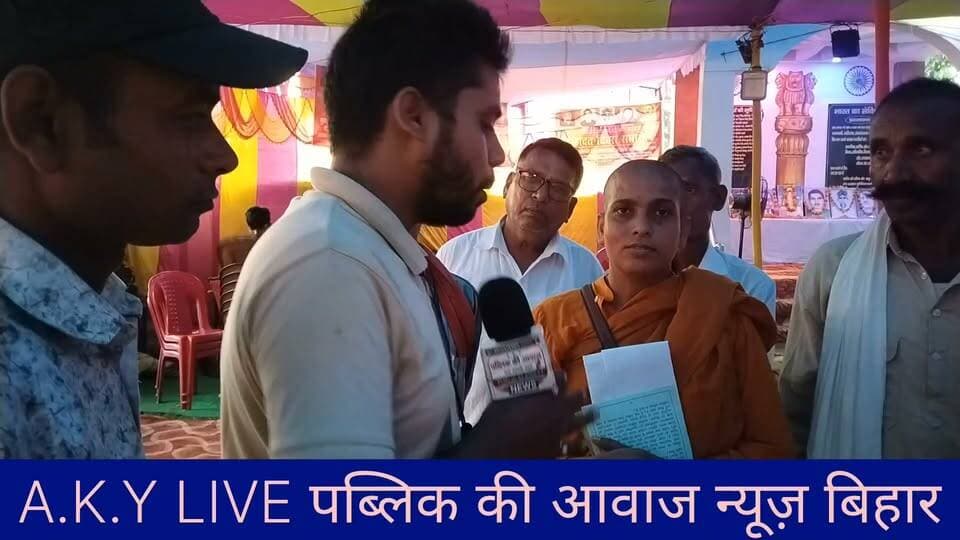 भगवान पुरुषोत्तम राम पर उठाया उंगली बौद्ध ईस्ट को मानने वाली वंदना कुमारी ने। भगवान पुरुषोत्तम राम के जीवन पर सवाल, बयान को लेकर चर्चा तेज
सोशल मीडिया पर वंदना कुमारी का एक बयान चर्चा में है, जिसमें उन्होंने मर्यादा पुरुषोत्तम भगवान राम के जीवन और धार्मिक मान्यताओं से जुड़े प्रसंगों पर सवाल उठाए हैं।
वंदना कुमारी स्वयं को भगवान बुद्ध की अनुयायी बताती हैं। उनके इस बयान के बाद सोशल मीडिया पर अलग-अलग तरह की प्रतिक्रियाएं सामने आ रही हैं। कुछ लोग इसे धार्मिक मान्यताओं पर सवाल उठाने वाला बयान बता रहे हैं, जबकि कुछ लोग इसे विचार और अभिव्यक्ति की स्वतंत्रता के संदर्भ में देख रहे हैं।
भगवान राम को लेकर दिए गए इस बयान ने धार्मिक आस्था, इतिहास और विचारों की स्वतंत्रता को लेकर नई बहस छेड़ दी है।
आप इस पूरे मामले को किस नजरिए से देखते हैं? अपनी राय कमेंट बॉक्स में जरूर बताएं।
#भगवानराम #मर्यादापुरुषोत्तम #वंदनाकुमारी #भगवानबुद्ध #धर्म आस्था सो� Public ki Awaz Arvind Yadav A1 express Arvind Arvind Public Ki Awaz - News