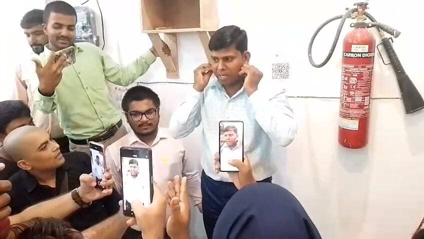 सीतामढ़ी। सोशल मीडिया पर डॉक्टरों और एमआर के खिलाफ टिप्पणी पड़ी भारी, एमआर टीम ने ललित हेल्थ केयर संचालक को दिया करारा जवाब