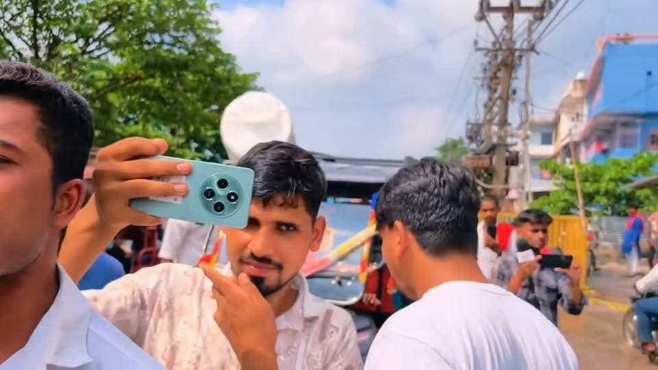 सीतामढ़ी के गौशाला चौक पर हादसा, जलमग्न सड़क पर सवारी सहित पलटा टोटो।