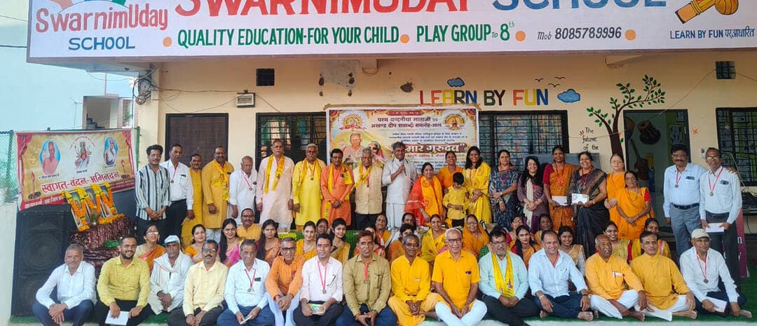 गायत्री शक्तिपीठ में 'हमारे गुरुदेव कार्यक्रम आयोजित
- गुरुदेव के व्यक्तित्व, कृतित्व और सत्साहित्य पर हुआ विचार-मंथन
अनोखा तीर, हरदा। अखिल विश्व गायत्री परिवार, शांतिकुंज हरिद्वार के दिव्य मार्गदर्शन तथा परम वंदनीय माताजी भगवती देवी शर्मा एवं अखंड दीप शताब्दी वर्ष के अंतर्गत गुरुदेव की परिकल्पना मनुष्य में देवत्व का उदय तथा धरती पर स्वर्ग का अवतरण को साकार करने के उद्देश्य से उनके सत्साहित्य, कृतित्व एवं व्यक्तित्व पर विचार-मंथन के लिए हमारे गुरुदेव कार्यक्रम का आयोजन किया गया। कार्यक्रम का आयोजन गायत्री शक्तिपीठ हरदा एवं स्वर्णिम उदय वेद संस्कृति फाउंडेशन के संयुक्त तत्वावधान में किया गया। कार्यक्रम में मुख्य अतिथि समाजसेवी एवं सेवानिवृत्त प्राचार्य शासकीय महाविद्यालय हरदा डॉ. प्रभुशंकर शुक्ल, विशेष अतिथि पर्यावरणविद् एवं साहित्यकार गौरीशंकर मुकाती, स्वर्णिम उदय वेद संस्कृति फाउंडेशन हरदा के अध्यक्ष शरद कुमार अग्रवाल तथा समाजसेवी घनश्याम दास सोमानी उपस्थित रहे। प्रमुख वक्ता के रूप में एकलव्य विश्वविद्यालय दमोह की डॉ. उषा खंडेलवाल एवं पर्यावरणविद् तथा स्वावलंबन विशेषज्ञ नागपुर की डॉ. भाग्यश्री भकने ने विचार व्यक्त किए। गोमय उत्पाद विशेषज्ञ जितेंद्र कुमार भकने भी विशेष रूप से उपस्थित रहे। कार्यक्रम की अध्यक्षता जिला समन्वयक गायत्री परिवार हरदा प्रेमनारायण गौर ने की। मुख्य ट्रस्टी गायत्री शक्तिपीठ हरदा ऋषि कुमार पारे की उपस्थिति में देव पूजन, दीप प्रज्वलन, गुरु वंदना एवं गायत्री मंत्र के सस्वर पाठ के साथ कार्यक्रम का शुभारंभ हुआ। इस अवसर पर सभी अतिथियों का गोमय उत्पाद एवं सत्साहित्य तथा सत्संकल्प प्रदान कर अभिनंदन किया गया।
गुरुदेव के जीवन और कृतित्व पर व्याख्यान
कार्यक्रम की प्रमुख वक्ता डॉ. उषा खंडेलवाल ने अखिल विश्व गायत्री परिवार के संस्थापक पं. श्रीराम शर्मा आचार्य के जीवन चरित्र, व्यक्तित्व एवं कृतित्व पर विस्तार से प्रकाश डाला। उन्होंने गुरुदेव के साथ कार्य करते हुए अपने जीवन के महत्वपूर्ण संस्मरण भी साझा किए। गायत्री मंत्र एवं गुरुदेव के सत्साहित्य पर विचार रखते हुए उन्होंने कहा कि गायत्री मंत्र को साधना के माध्यम से जीवन में सकारात्मक ऊर्जा और संस्कारों के विकास का माध्यम माना गया है। उन्होंने युवाओं एवं समाज को गुरुदेव के साहित्य को पढ़ने और उनके विचारों को जीवन में अपनाने का आह्वान किया। डॉ. भाग्यश्री भकने ने परम वंदनीय माताजी भगवती देवी शर्मा के जीवन एवं कार्यों पर विशेष व्याख्यान दिया। उन्होंने गाय के महत्व पर प्रकाश डालते हुए गो-आधारित उत्पादों के निर्माण, स्वावलंबन एवं उनके उपयोग के लिए प्रेरित किया। जितेंद्र कुमार भकने ने गो-उत्पाद विशेषज्ञ के रूप में गाय के गोबर एवं गोमूत्र से संबंधित पारंपरिक उपयोगों एवं उत्पादों की जानकारी दी। उन्होंने सनातन संस्कृति एवं वेदों में गाय के महत्व पर भी प्रकाश डाला।
गायत्री मंत्र और संस्कारों पर दिया जोर
मुख्य अतिथि डॉ. प्रभुशंकर शुक्ल ने अपने संबोधन में गायत्री मंत्र के आध्यात्मिक एवं सांस्कृतिक महत्व पर विचार व्यक्त किए। उन्होंने कहा कि गायत्री मंत्र की साधना के माध्यम से व्यक्ति अपने जीवन में सकारात्मक ऊर्जा, संस्कृति एवं संस्कारों का समागम कर सकता है। समाजसेवी घनश्याम दास सोमानी ने भी कार्यक्रम को संबोधित किया। मुख्य ट्रस्टी ऋषि कुमार पारे ने स्वागत उद्बोधन देते हुए अतिथियों का परिचय कराया तथा कार्यक्रम की रूपरेखा से अवगत कराया। आयुर्वेदाचार्य डॉ. सुखराम चौधरी ने गोपालन के महत्व पर विस्तार से जानकारी दी। अध्यक्षीय उद्बोधन में जिला समन्वयक गायत्री परिवार हरदा प्रेमनारायण गौर ने गायत्री मंत्र के महत्व पर प्रकाश डालते हुए सभी से प्रतिदिन गायत्री मंत्र का जाप करने का आह्वान किया। उन्होंने कार्यक्रम में उपस्थित सभी अतिथियों एवं सहयोगियों के प्रति आभार व्यक्त किया।
विभिन्न क्षेत्रों में उत्कृष्ट कार्य करने वालों का सम्मान
कार्यक्रम के दौरान समाजसेवा, शिक्षा, चिकित्सा, कृषि, अध्यापन, पत्रकारिता, पर्यावरण संरक्षण, सृष्टि सृजन एवं उद्यमिता सहित विभिन्न क्षेत्रों में उत्कृष्ट एवं उल्लेखनीय कार्य करने वाले व्यक्तित्वों का सम्मान किया गया। गुरु वंदना गायत्री परिजन श्रीमती कुसुम गौर एवं श्रीमती साधना गौर द्वारा प्रस्तुत की गई। वहीं प्रज्ञा गीत एवं स्वागत गीत स्वर्णिम उदय किड्स स्कूल के विद्यार्थियों ने प्रस्तुत किया। कार्यक्रम में बड़ी संख्या में गायत्री परिजन एवं नागरिक उपस्थित रहे। इस अवसर पर गायत्री शक्तिपीठ से श्रीमती शोभा काशिव, श्रीमती कमला सोनी, श्रीमती प्रज्ञा अग्रवाल, श्रीमती कुसुम गौर, श्रीमती साधना गौर, श्रीमती सरिता मालवीय, श्रीमती लता मालवीय, श्रीमती सुनीता अग्रवाल, श्रीमती मधु पारे, श्रीमती मृदुला पटेल, पूजा राठौर, शैलेंद्र पाराशर, दिलीप गौर, ग्यारसराम गौर, संतोष मालवीय, लक्ष्मीनारायण चौहान, चंद्रशेखर टिकारिया, ओमप्रकाश राजपूत, नन्हेंलाल चौधरी, अभिलाष गौर, मनीष गौर, राकेश मालवीय, कांता प्रसाद, भारद्वाज, स्मृति भारद्वाज, रितु गुर्जर, नेहा शर्मा, शिवम मालवीय सहित अनेक लोग उपस्थित रहे।