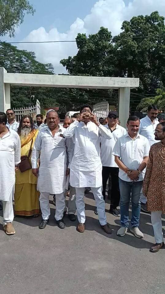 सतना चार माह बाद भी शिवराजपुर मंदिर चोरी का खुलासा नहीं, एसपी ऑफिस पहुंचे लोग*
सतना। शिवराजपुर स्थित मंदिर में करीब चार माह पहले हुई चोरी की घटना का अब तक खुलासा नहीं होने से नाराज लोगों ने सोमवार को एसपी कार्यालय पहुंचकर ज्ञापन सौंपा। लोगों ने पुलिस से मंदिर में हुई चोरी के मामले में जल्द कार्रवाई करते हुए आरोपियों का पता लगाने और चोरी गया सामान बरामद करने की मांग की।