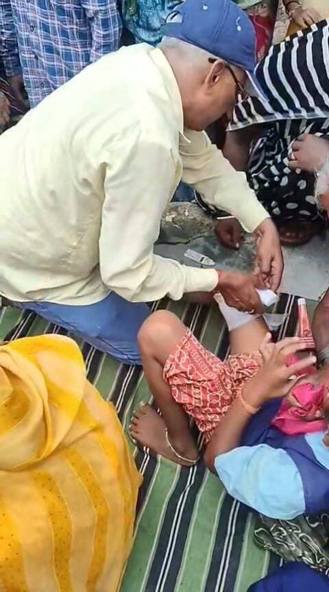 सतना स्कूल में हादसा: छज्जे का प्लास्टर गिरने से चार बच्चे घायल*
जन शिक्षा केंद्र बाबूपुर, विकासखंड सोहावल अंतर्गत शासकीय प्राथमिक शाला ड फाई फुटौंदी में छज्जे का प्लास्टर अचानक गिर गया। हादसे में स्कूल में मौजूद चार बच्चे घायल हो गए। घटना के बाद स्कूल में अफरा-तफरी का माहौल बन गया। घायल बच्चों को उपचार के लिए अस्पताल ले जाया गया।