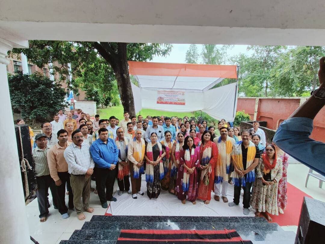 महाराजा अग्रसेन महाविद्यालय में संगीतमय सुंदरकांड पाठ, विश्व शांति की कामना
बरेली। महाराजा अग्रसेन महाविद्यालय के 28वें स्थापना दिवस के उपलक्ष्य में सोमवार को महाविद्यालय परिसर स्थित श्रीराम मंदिर में वैश्विक शांति एवं समृद्धि की मंगलकामना के लिए संगीतमय सुंदरकांड पाठ, हनुमान चालीसा और कीर्तन का आयोजन किया गया। श्री रामायण संकीर्तन मंडल की संगीतमय प्रस्तुतियों से पूरा महाविद्यालय परिसर राममय हो गया।
कार्यक्रम में महाराजा अग्रसेन शिक्षा समिति के अध्यक्ष अनिल कुमार अग्रवाल (फन सिटी), महामंत्री शशि भूषण अग्रवाल, दिनेश अग्रवाल, सुधांशु अग्रवाल, डॉ. नुपूर गोयल, प्रीती अग्रवाल, अनिल अग्रवाल, अमिता अग्रवाल, सुषमा अग्रवाल और उपमा अग्रवाल समेत समिति के पदाधिकारी उपस्थित रहे।
इस अवसर पर महाविद्यालय के शिक्षा विभाग में कार्यरत प्रवक्ता डॉ. संजीव कुमार सक्सेना को विद्या वाचस्पति (पीएचडी) की उपाधि प्राप्त करने पर प्रबंध समिति की ओर से सम्मानित किया गया। निदेशक डॉ. प्रवीन कुमार अग्रवाल और प्राचार्य डॉ. सौरभ अग्रवाल समेत शिक्षकों एवं शिक्षणेत्तर कर्मचारियों ने श्रीराम मंदिर में पूजा-अर्चना कर विश्व शांति और समृद्धि की कामना की।
Bareilly news Live #up #new #viral