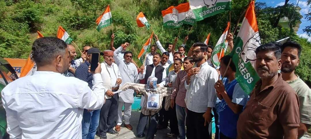 कीर्तिनगर में वोट चोरी के आरोपों को लेकर कांग्रेस का प्रदर्शन। भारत निर्वाचन आयोग पर कथित अनियमितताओं और मतदाता सूची में बदलाव के आरोपों को लेकर सोमवार को कीर्तिनगर में कांग्रेस ने जोरदार प्रदर्शन किया।