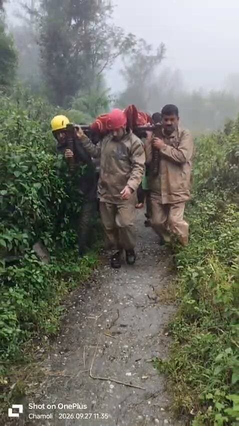 150 किलो के श्रद्धालु को 500 मीटर गहरी खाई से निकालने में बचाव दल के छूटे पसीने
मूसलाधार बारिश और फिसलन भरे रास्ते में फायर यूनिट गोपेश्वर ने पेश की बहादुरी की मिसाल, पांच किमी पैदल चलकर घायल को पहुंचाया अस्पताल
रुद्रनाथ ट्रैक पर घोड़े से गिरकर 500 मीटर गहरी खाई में पहुंचे 150 किलो वजनी श्रद्धालु को फायर यूनिट गोपेश्वर की टीम ने कड़ी मशक्कत के बाद सुरक्षित बाहर निकालकर अस्पताल पहुंचाया। मूसलाधार बारिश, कड़ाके की ठंड और बेहद संकरे व फिसलन भरे रास्तों के बीच करीब पांच किलोमीटर पैदल चलकर पहुंचे जवानों को घायल को खाई से निकालने और मुख्य ट्रैक तक पहुंचाने में काफी कठिनाइयों का सामना करना पड़ा। फायर कर्मियों ने अपनी जान जोखिम में डालकर श्रद्धालु की जान बचाई।
चमोली पुलिस के अनुसार, 27 सितंबर की सुबह करीब 4:40 बजे जिला नियंत्रण कक्ष (डीसीआर) चमोली को रुद्रनाथ ट्रैक के पुग बुग्याल क्षेत्र में एक श्रद्धालु के खाई में गिरने की सूचना मिली। सूचना मिलते ही लीडिंग फायरमैन अतर सिंह राणा के नेतृत्व में फायर यूनिट गोपेश्वर तत्काल घटनास्थल के लिए रवाना हुई। टीम ने अपना वाहन सगर में खड़ा किया और वहां से करीब पांच किलोमीटर पैदल चलकर घटनास्थल पर पहुंची।
जानकारी के अनुसार, चेन्नई, तमिलनाडु निवासी 36 वर्षीय अशोक कुमार पुत्र श्री श्रीकांत रात्रि करीब 12 बजे घोड़े से गिरकर मुख्य ट्रैक मार्ग से लगभग 500 मीटर नीचे गहरी खाई में जा गिरे थे। फायर कर्मियों ने खाई में उतरकर घायल श्रद्धालु तक पहुंच बनाई और प्राथमिक उपचार के बाद उन्हें रोप की मदद से स्ट्रेचर में बांधकर सुरक्षित मुख्य ट्रैक मार्ग तक पहुंचाया।
### 150 किलो वजन, संकरा रास्ता और मूसलाधार बारिश बनी चुनौती
घायल श्रद्धालु का वजन करीब 150 किलो होने के कारण रेस्क्यू अभियान बेहद चुनौतीपूर्ण रहा। फायर कर्मियों ने घायल को चारपाई पर रोप की सहायता से सुरक्षित बांधा और बेहद संकरे व फिसलन भरे रास्ते से करीब पांच किलोमीटर पैदल सगर तक पहुंचाया। इस दौरान लगातार हो रही मूसलाधार बारिश और कड़ाके की ठंड के बीच जवानों को काफी मशक्कत करनी पड़ी, लेकिन टीम ने हिम्मत नहीं हारी।
सगर पहुंचने पर घायल के परिजन और साथी भी मौजूद मिले। इसके बाद फायर यूनिट ने घायल को वाहन से राजकीय जिला चिकित्सालय चमोली पहुंचाकर उपचार के लिए भर्ती कराया। घायल के दाहिने हाथ में फ्रैक्चर की आशंका है, जबकि उनकी अन्य स्थिति सामान्य बताई गई है।
### परिजनों की आंखों से छलके आंसू, फायर कर्मियों का जताया आभार
रेस्क्यू के बाद परिजनों से बातचीत के दौरान घायल श्रद्धालु भावुक हो गए। परिजनों ने फायर कर्मियों का आभार जताते हुए कहा कि उन्होंने उनके परिजन की जान बचाकर बहुत बड़ा उपकार किया है। फायर यूनिट के इस साहसिक और सराहनीय कार्य की अधिकारियों, श्रद्धालुओं और आमजन ने प्रशंसा की।
फायर यूनिट गोपेश्वर की टीम में लीडिंग फायरमैन अतर सिंह राणा, चालक नरेश सिंह, फायरमैन भरत कुमार, अरविंद सिंह, प्रेम प्रकाश और सूरज सिंह राणा शामिल रहे।
फायर यूनिट गोपेश्वर ने विषम परिस्थितियों में रेस्क्यू कर चमोली पुलिस का मान बढ़ाया। जवानों ने साबित किया कि सेवा और सुरक्षा का दायित्व निभाते हुए किसी की जान बचाना ही सबसे बड़ा कर्तव्य है।
जाको राखे साइयां, मार सके न कोय।