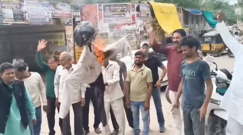 SIR के नाम पर वोटर लिस्ट से नाम हटाने का आरोप, फिरोजाबाद में जोरदार प्रदर्शन
फिरोजाबाद। गांधी लोहिया विचार मंच के कार्यकर्ताओं ने सोमवार को मुख्य चुनाव आयुक्त ज्ञानेश कुमार के विरोध में प्रदर्शन किया। प्रदेश महासचिव गिरीश जोशी और जिलाध्यक्ष बलवीर सिंह कुशवाह के नेतृत्व में कार्यकर्ताओं ने नारेबाजी करते हुए पुतला फूंका।
पदाधिकारियों ने आरोप लगाया कि एसआईआर के नाम पर बड़ी संख्या में मतदाताओं के नाम सूची से हटाए जा रहे हैं। उन्होंने मुख्य चुनाव आयुक्त पर वरिष्ठ अधिकारियों के सुझावों को संज्ञान में न लेने का आरोप लगाया।
प्रदर्शनकारियों ने मांग की कि मतदाताओं के अधिकारों की रक्षा के लिए निष्पक्ष जांच कराई जाए।
आपकी क्या राय है? कमेंट करें और शेयर करें 👇
#Firozabad #ElectionCommission #Protest #UPNews #DDMNews
@highlight