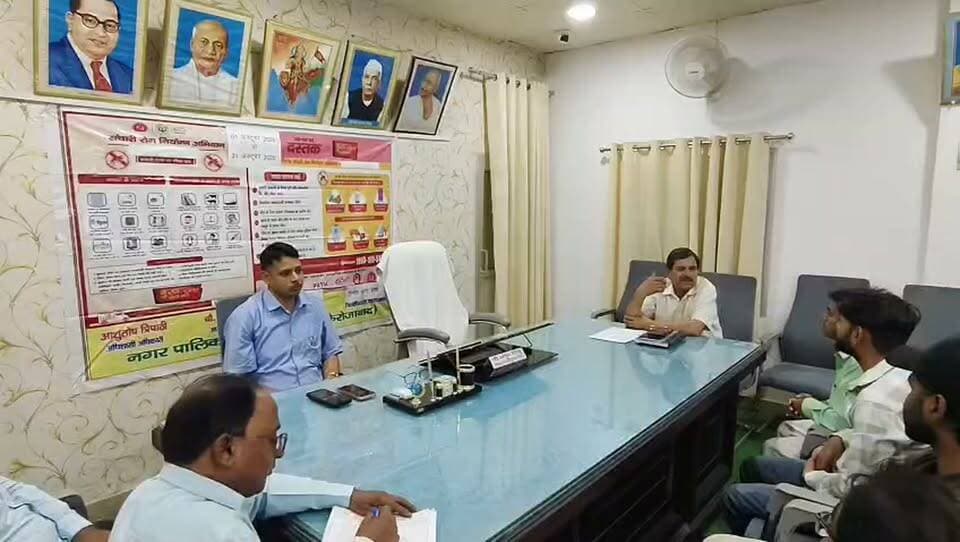 टूण्डला: 1 अक्टूबर से 31 अक्टूबर तक चलेगा विशेष संचारी रोग नियंत्रण अभियान
फिरोजाबाद। नगर पालिका परिषद टूण्डला द्वारा 1 अक्टूबर से 31 अक्टूबर तक विशेष संचारी रोग नियंत्रण अभियान चलाया जाएगा।
इस संबंध में 28 सितंबर सोमवार को सुबह 11 बजे नगर पालिका कार्यालय में अधिशासी अधिकारी आशुतोष त्रिपाठी की उपस्थिति में बैठक हुई।
बैठक में सभासदगण और सफाई नायकों को अभियान की जानकारी दी गई। सभी वार्डों में एंटी लार्वा छिड़काव और फॉगिंग के निर्देश दिए गए।
बैठक में स्वास्थ्य विभाग से केदार सिंह परमार, हुतेन्द्र सिंह, स्वच्छ भारत मिशन प्रभारी अशोक कुमार शर्मा, वरिष्ठ लिपिक तिवारी लाल, राजस्व निरीक्षक राकेश कुमार, वार्ड 23 से चरण यादव, वार्ड 9 सभासद प्रतिनिधि महेश बघेल आदि मौजूद रहे।
आपके वार्ड में सफाई हुई? कमेंट करें 👇
#Tundla #FirozabadNews #SanchariRog #SwachhBharat #UPNews #DDMNews
@highlight
