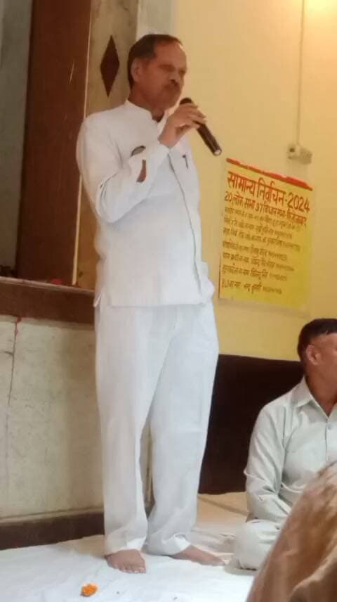 फिरोजाबाद: समाज के उत्थान के लिए बड़ा फेरबदल! बंटी जाटव बने नए जिलाध्यक्ष, टीटू प्रधान ने भरी हुंकार
फिरोजाबाद। सुहागनगर स्थित भीम नगर के बुध विहार में आयोजित 'पूना पैक्ट विचार गोष्ठी' के दौरान समाज के उत्थान और अधिकारों की रक्षा को लेकर एक बड़ा निर्णय लिया गया। मुख्य अतिथि प्रदेश महासचिव श्रीमती के.के. गांधी की गरिमामयी मौजूदगी और प्रबुद्धजनों के बीच मंडल अध्यक्ष भाई टीटू प्रधान ने प्रदेश नेतृत्व के आदेशानुसार नई टीम की घोषणा की।
इस विचार गोष्ठी में सर्वसम्मति से बंटी जाटव को फिरोजाबाद का नया जिलाध्यक्ष और रॉकी चंद्रा को महानगर अध्यक्ष नियुक्त किया गया। घोषणा होते ही पूरा प्रांगण तालियों से गूंज उठा और वरिष्ठों ने फूल-मालाएं पहनाकर दोनों युवा नेताओं का भव्य स्वागत किया।
सभा को संबोधित करते हुए भाई टीटू प्रधान ने कहा कि समाज की परेशानियों के त्वरित समाधान और उत्थान के लिए ही पुरानी कार्यकारिणी भंग कर नई कमेटी बनाई गई है। उन्होंने स्पष्ट किया कि यदि जाटव समाज पर कभी भी कोई आंच आती है, तो यह नई टीम निरंतर अग्रिम पंक्ति में खड़ी रहेगी।
💬 आपकी क्या राय है? क्या युवा नेतृत्व से समाज को नई दिशा मिलेगी?
अपनी राय कमेंट बॉक्स में ज़रूर बताएं और नवनियुक्त पदाधिकारियों को बधाई दें!
👉 खबर को ज्यादा से ज्यादा SHARE करें और ऐसे ही हर अपडेट के लिए पेज को FOLLOW ज़रूर करें!
#Firozabad #FirozabadNews #BuntyJatav #TituPradhan #RockyChandra #JatavSamaj #PoonaPact #ViralNews #UPNews #YouthLeadership #DDMNews #HindiNews #TrendingNews #ExplorePage #Share #Comment