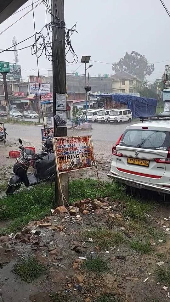 राजा का तालाब सहित कई इलाकों में झमाझम बारिश से बदला मौसम का मिजाज, सर्दियों की आहट के बीच मानसून ने ली दमदार विदाई 🌧️🍂
#राजाकातालाब #कांगड़ा #बारिश #मौसम #मानसून #सर्दियोंकीआहट #नमनहिमाचलन्यूज़