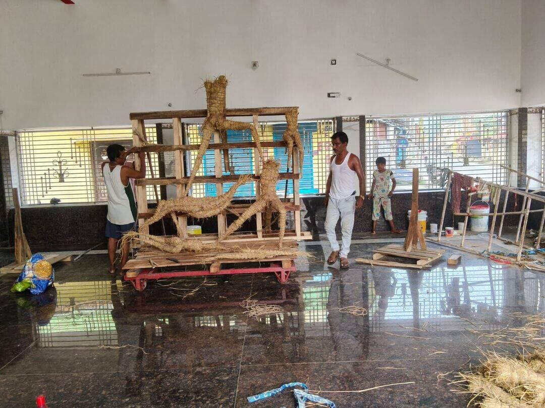 କୁଚିଣ୍ଡା ସାର୍ବଜନୀନ ୯୯ତମ ବର୍ଷ କୁଚିଣ୍ଡା ଦୁର୍ଗାପୂଜା ଦଶହରା ପାଇଁ ମୂର୍ତ୍ତି କାମ ଆରମ୍ଭ କୁଚିଣ୍ଡା ରେ ହୋଇ ଆସୁଥିବା ସାର୍ବଜନୀନ ଦୁର୍ଗାପୂଜା ତଥା ପଶ୍ଚିମ ଓଡିଶା ପ୍ରସିଦ୍ଧ ଦଶହରା ପର୍ବ ପାଇଁ ମୂର୍ତ୍ତି ନିର୍ମାଣ କାମ ଆରମ୍ଭ ହୋଇଯାଇଛି। ପ୍ରକାଶ ମହାରଣା କଟକ ର ମୂର୍ତ୍ତି କାରିଗର ଚଳିତ ବର୍ଷ ମୂର୍ତ୍ତି ନିର୍ମାଣ କାମ ଆରମ୍ଭ କରିଛନ୍ତି. ଆଜି ଗଣେଷ ଙ୍କ ଠାରୁ ଆରମ୍ଭ କରି ସମସ୍ତ ବିଗ୍ରହ ଙ୍କ ପାଳ ବନ୍ଧା କାର୍ଯ୍ୟ ଆରମ୍ଭ ହୋଇଥିଲା l <nis:link nis:type=tag nis:id=amarkuchinda nis:value=amarkuchinda nis:enabled=true nis:link/> <nis:link nis:type=tag nis:id=kuchinda nis:value=kuchinda nis:enabled=true nis:link/>
<nis:link nis:type=tag nis:id=dasahera nis:value=Dasahera nis:enabled=true nis:link/>