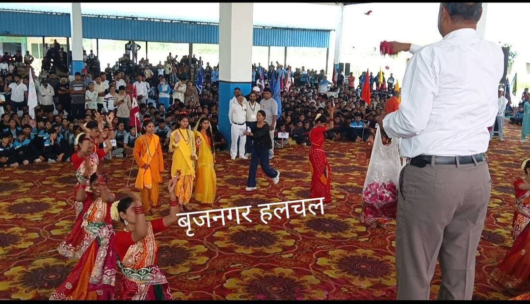 #कुश्ती_का_महाकुंभ____
#बृजनगर_में_70वीं_राज्य_स्तरीय_कुश्ती_प्रतियोगिता_का_शुभारंभ_______
#गृहराज्य_मंत्री जवाहर सिंह बेढ़म ने प्रदेशभर से आए पहलवानों का उत्साहवर्धन किया, विद्यालयों में नियमित खेल प्रतियोगिताएं आयोजित करने पर दिया जोर_____₹
आज कस्बे के कृषि उपज मंडी परिसर, बृजनगर में सोमवार को 70वीं राज्य स्तरीय कुश्ती प्रतियोगिता-2026 का उद्घाटन हुआ। गृहराज्य मंत्री जवाहर सिंह बेढ़म ने उद्घाटन समारोह में शामिल होकर प्रदेशभर से आए युवा पहलवानों का उत्साहवर्धन किया।
गृहराज्य मंत्री ने कहा कि 28 सितंबर से 4 अक्टूबर तक आयोजित होने वाली इस प्रतियोगिता में राजस्थान के विभिन्न जिलों से आए 17 से 19 वर्ष आयु वर्ग के बालक-बालिका खिलाड़ी अपनी प्रतिभा, परिश्रम, अनुशासन एवं साहस का प्रदर्शन करेंगे। उन्होंने खिलाड़ियों के उज्ज्वल भविष्य की कामना करते हुए प्रतियोगिता में बेहतर प्रदर्शन के लिए शुभकामनाएं दीं। उन्होंने कहा कि कुश्ती राजस्थान की गौरवशाली खेल परंपरा का हिस्सा है। अखाड़े की मिट्टी से निकलने वाला प्रत्येक पहलवान संघर्ष, संकल्प एवं आत्मविश्वास की प्रेरणा देता है। प्रदेश के प्रतिभाशाली खिलाड़ियों को आगे बढ़ने के लिए बेहतर अवसर एवं मंच उपलब्ध कराना सरकार की प्राथमिकता है। उन्होंने कहा कि खेलकूद प्रतियोगिताओं से बच्चों के शारीरिक एवं मानसिक विकास को भी बढ़ावा मिलता है। उन्होंने विद्यालयों में नियमित रूप से खेल प्रतियोगिताएं आयोजित करने के लिए कार्यक्रम निर्धारित करने की आवश्यकता बताई।
उन्होंने प्रतियोगिता के आयोजन में सहयोग के लिए स्थानीय मुख्य ब्लॉक शिक्षा अधिकारी, जिला शिक्षा अधिकारी एवं आयोजन समिति के सभी सदस्यों का आभार व्यक्त किया। उन्होंने बृजनगर में प्रतियोगिता के सफल एवं सुव्यवस्थित आयोजन के लिए सभी संबंधितों का आह्वान किया। प्रतियोगिता में प्रदेश के विभिन्न जिलों से आए 17 से 19 वर्ष आयु वर्ग के बालक-बालिका पहलवान भाग ले रहे हैं। उन्होंने सभी प्रतिभागियों को खेल भावना के साथ प्रतियोगिता में भाग लेने तथा अपने उत्कृष्ट प्रदर्शन से प्रदेश का नाम रोशन करने की शुभकामनाएं दीं।
कार्यक्रम में लगभग 2500 छात्र छात्राएं पहलवान करेंगे शिरकत।वही सभी की रहने ओर खाने पीने की व्यवस्थाएं की है जिसमें कई स्कूल ,धर्मशाला,वाहन आदि सम्मिलित किये गए है।
इस मौके पर शिक्षा विभाग संयुक्त निदेशक संगीता मानवी ,तहसीलदार कमलचंद शर्मा,सीओ रामनाथ सिंह गुर्जर,ब्लॉक शिक्षा अधिकारी सियाराम गुर्जर,ईओ हरिओम गुर्जर,निजी सहायक शत्रुधन सिंह,उपचेयरमैन नत्थीलाल मिश्रा,पूर्व व्याख्याता जल्लाराम गुर्जर,केप्टन लक्ष्मीनारायण चौधरी,अग्रवाल समाज अध्यक्ष अशोक बंसल,पार्षद जीतू सोनी,प्रदीप कठूमरिया,कैलाश मिश्रा आदि मौजूद रहे।