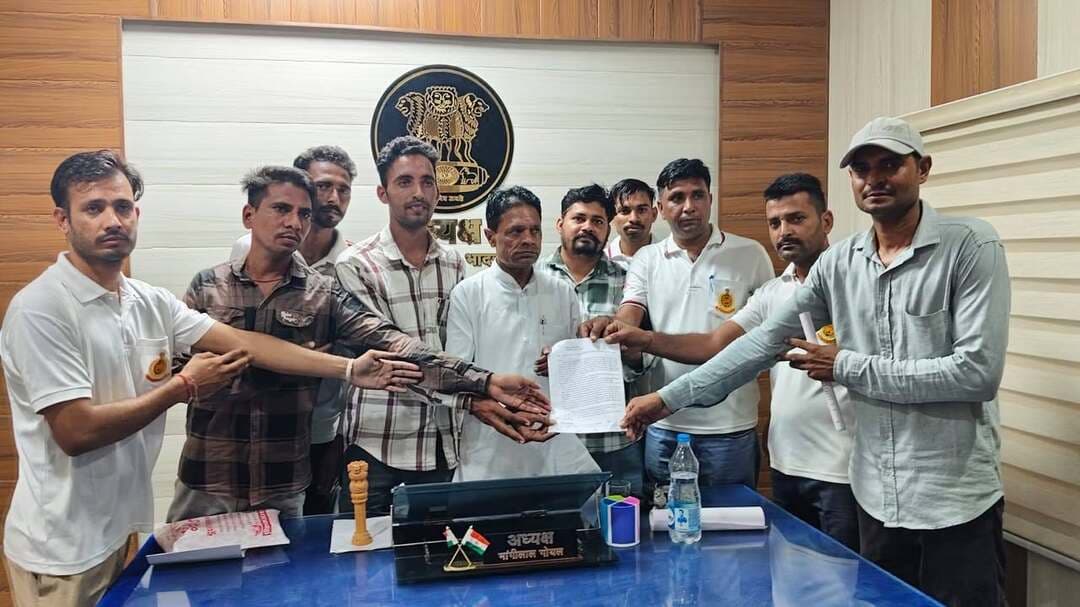 जोधपुर अग्निकांड के बाद भादरा के फायर कर्मचारियों ने उठाई सुरक्षा की आवाज, मृतक आश्रितों को सहायता व अनुकम्पा नियुक्ति व शहीद का दर्जा देने की मांग
भादरा। नगर पालिका भादरा के फायर सेवा में समस्त फायर कार्यरत कर्मचारियों ने फायर कर्मचारियों की सुरक्षा, ड्यूटी के दौरान हादसे में मृत कर्मचारियों के परिवारों को आर्थिक सहायता तथा पात्र आश्रितों को अनुकम्पा नियुक्ति देने व शहीद का दर्जा देने की मांग को लेकर उपखण्ड अधिकारी एवं विधायक संजीव बेनीवाल के नाम ज्ञापन सौंपा। ज्ञापन में 23 सितंबर को जोधपुर के बासनी क्षेत्र में केमिकल फैक्ट्री में हुई अग्नि दुर्घटना का उल्लेख करते हुए बताया गया कि आग बुझाने एवं राहत कार्य के दौरान थीनर, लिकर व सीलर के ड्रमों में ब्लास्ट होने से आग अचानक तेजी से फैल गई। हादसे में नगर निगम के स्थायी एवं प्रोबेशन अवधि के फायरमैन सहित ठेके पर कार्यरत फायरमैन व जीप चालक समेत 13 कर्मचारी झुलस गए, जिनमें कई कर्मचारी गंभीर अवस्था में चिकित्सालय में भर्ती हैं। फायर कर्मचारियों ने कहा कि इस प्रकार की घटनाएं यह स्पष्ट करती हैं कि आग बुझाने एवं रेस्क्यू कार्य में लगे कर्मचारियों की सुरक्षा के लिए पर्याप्त सुरक्षा उपकरण, प्रशिक्षण एवं दुर्घटना की स्थिति में तत्काल सहायता की व्यवस्था बेहद जरूरी है। फायर कर्मचारी अपनी जान जोखिम में डालकर आमजन की जान-माल की रक्षा करते हैं, ऐसे में उनके तथा उनके परिवारों के हितों की अनदेखी नहीं होनी चाहिए। ज्ञापन में यह भी बताया गया कि बासनी की फायर सेवा में ड्यूटी के दौरान दो कर्मचारियों की मृत्यु हो चुकी है। कर्मचारियों ने मृतक कर्मचारियों के आश्रित परिवारों को सरकार एवं संबंधित विभाग द्वारा नियमानुसार देय सभी लाभ दिलाने तथा पात्र आश्रितों को अनुकम्पा नियुक्ति/स्थायी रोजगार प्रदान करने की मांग की। इसके साथ ही फायर सेवा में कार्यरत सभी कर्मचारियों को आधुनिक एवं पर्याप्त सुरक्षा उपकरण उपलब्ध करवाने, ड्यूटी के दौरान दुर्घटना होने पर तत्काल आर्थिक सहायता एवं उपचार की सुविधा सुनिश्चित करने की मांग रखी गई। ज्ञापन में मृतक कर्मचारियों के परिवारों को एक करोड़ रुपये तथा ड्यूटी के दौरान घायल कर्मचारियों के परिवारों को 50 लाख रुपये आर्थिक सहायता उपलब्ध करवाने की मांग भी की गई। फायर कर्मचारियों ने प्रशासन एवं स्वायत्त शासन विभाग से मामले को गंभीरता से लेते हुए आवश्यक कार्रवाई करने तथा फायर सेवा में कार्यरत कर्मचारियों की सुरक्षा और उनके परिवारों के हितों को सुनिश्चित करने की मांग की।
फोटो: विधायक बेनीवाल को ज्ञापन देते