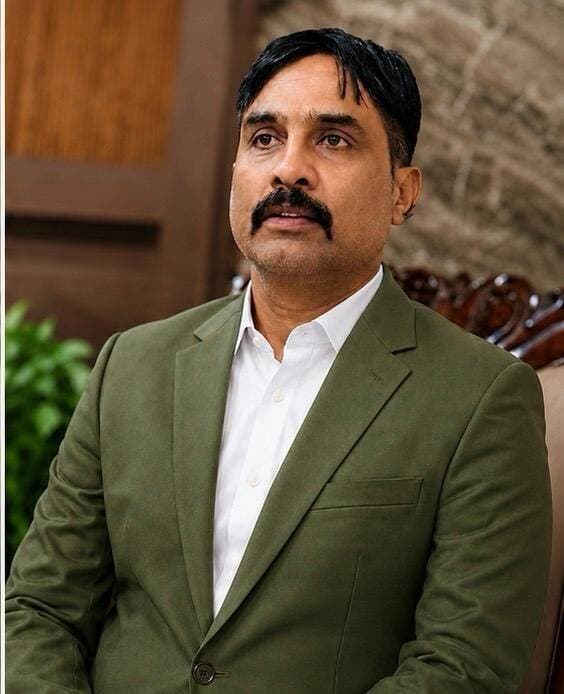 संतोष कुमार पाण्डेय बने बक्सर जिला वॉलीबॉल एसोसिएशन के सचिव,बधाइयों का लगा तांता
बक्सर । जिले में वॉलीबॉल खेल को बढ़ावा देने की दिशा में बक्सर जिला वॉलीबॉल एसोसिएशन ने महत्वपूर्ण निर्णय लिया है। वॉलीबॉल एसोसिएशन ऑफ बिहार के अध्यक्ष सांसद राजीव प्रताप रूडी एवं सचिव प्रमोद सिंह के नेतृत्व में संतोष कुमार पाण्डेय को बक्सर जिला वॉलीबॉल एसोसिएशन का सचिव नियुक्त किया गया है।
एसोसिएशन की ओर से जारी जानकारी के अनुसार, संतोष कुमार पाण्डेय लंबे समय से बक्सर में खेल गतिविधियों से जुड़े रहे हैं। विभिन्न खेल आयोजनों को सफल बनाने के साथ-साथ जिले की खेल प्रतिभाओं को प्रोत्साहित करने में भी उनकी सक्रिय भूमिका रही है। इसी सक्रियता और खेलों के प्रति समर्पण को देखते हुए उन्हें जिला वॉलीबॉल एसोसिएशन की जिम्मेदारी सौंपी गई है।
नवनियुक्त सचिव संतोष कुमार पाण्डेय ने कहा कि एसोसिएशन के अध्यक्ष राजीव प्रताप रूडी और सचिव प्रमोद सिंह ने उन पर जो भरोसा जताया है, उसे पूरी निष्ठा से निभाने का प्रयास करेंगे। उनका लक्ष्य बक्सर के प्रत्येक प्रखंड से वॉलीबॉल प्रतिभाओं को सामने लाना और खिलाड़ियों को जिला, राज्य एवं राष्ट्रीय स्तर पर पहचान दिलाना है।
एसोसिएशन को उम्मीद है कि उनके नेतृत्व में जिले में वॉलीबॉल के विकास को गति मिलेगी तथा जल्द ही जिला स्तरीय प्रशिक्षण शिविर और प्रतियोगिताओं का आयोजन किया जाएगा। एसोसिएशन के अध्यक्ष पूर्व विधायक संजय कुमार तिवारी (मुन्ना तिवारी), कोषाध्यक्ष सुशील कुमार पाण्डेय सहित अन्य पदाधिकारियों ने भी नवनियुक्त सचिव को शुभकामनाएं दी हैं।