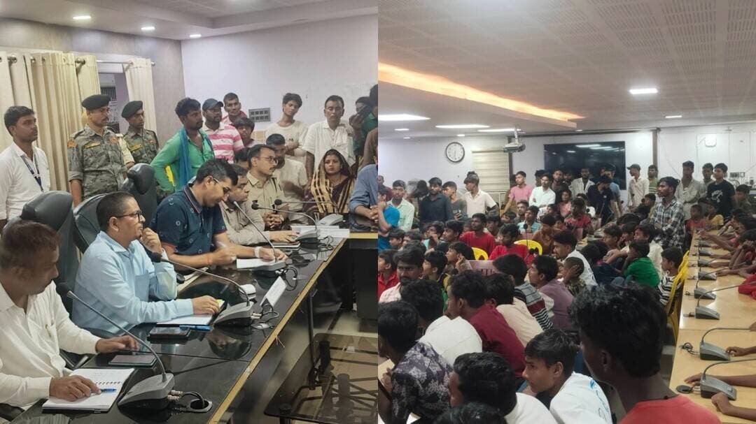 अंबेडकर आवासीय विद्यालय के छात्रों की समस्याओं पर प्रशासन सख्त, जांच समिति गठित ,कल्याण पदाधिकारी से मांगा स्पष्टीकरण
बक्सर । केसठ प्रखंड के रामपुर स्थित डॉ. भीमराव अंबेडकर आवासीय विद्यालय से कुछ छात्रों के विद्यालय परिसर से बाहर निकलने की सूचना के बाद जिला प्रशासन ने मामले का त्वरित संज्ञान लिया है। सूचना मिलते ही जिला कल्याण पदाधिकारी ने विद्यालय के प्रधानाध्यापक से दूरभाष पर संपर्क कर स्थिति की जानकारी ली। प्रधानाध्यापक ने बताया कि कुछ छात्र विद्यालय के मुख्य द्वार से बाहर निकल गए हैं। इसके बाद छात्रों की सुरक्षा सुनिश्चित करने के लिए शिक्षकों को तत्काल उनके पीछे भेजा गया।
मामले की गंभीरता को देखते हुए जिला कल्याण पदाधिकारी, अनुमंडल पदाधिकारी डुमरांव एवं संबंधित थाना प्रभारी ने छात्रों से संवाद कर विद्यालय से बाहर निकलने के कारणों और उनकी समस्याओं की जानकारी लेने का प्रयास किया। हालांकि, तत्काल छात्रों की ओर से अपनी समस्याओं के संबंध में स्पष्ट जानकारी नहीं दी गई। इस दौरान कुछ छात्र शिक्षकों के साथ विभिन्न माध्यमों से बक्सर पहुंचे।
प्रशासन के अनुसार, विद्यालय में पिछले कुछ दिनों से विद्युत आपूर्ति बाधित है। बिजली बाधित रहने की अवधि में भोजन, पेयजल सहित अन्य आवश्यक व्यवस्थाएं जनरेटर के माध्यम से संचालित की जा रही हैं।
बक्सर पहुंचने के बाद छात्रों की सुरक्षा, संरक्षण और आवश्यक सुविधाओं को प्राथमिकता देते हुए अपर समाहर्त्ता, अनुमंडल पदाधिकारी बक्सर समेत अन्य संबंधित पदाधिकारियों ने स्थिति की समीक्षा शुरू की। जिला पदाधिकारी ने मामले को गंभीरता से लेते हुए जिला कल्याण पदाधिकारी को छात्रों के हित में नियमानुसार आवश्यक कार्रवाई सुनिश्चित करने का निर्देश दिया है।
वहीं, उप विकास आयुक्त बक्सर की अध्यक्षता में एक जांच समिति का गठन किया गया है। समिति विभाग द्वारा संचालित सभी छात्रावासों का निरीक्षण कर आधारभूत सुविधाओं, सुरक्षा व्यवस्था, भोजन, पेयजल, विद्युत आपूर्ति समेत अन्य व्यवस्थाओं की समीक्षा करेगी और आवश्यक सुधारात्मक कार्रवाई सुनिश्चित करेगी।
मामले में जिला कल्याण पदाधिकारी से स्पष्टीकरण भी मांगा गया है। जिला प्रशासन ने कहा है कि आवासीय विद्यालयों एवं छात्रावासों में रहने वाले विद्यार्थियों की सुरक्षा, संरक्षण, स्वास्थ्य और मूलभूत सुविधाओं की उपलब्धता सर्वोच्च प्राथमिकता है। प्रशासन ने विद्यार्थियों की समस्याओं के त्वरित निष्पादन के लिए आवश्यक कार्रवाई शुरू कर दी है।