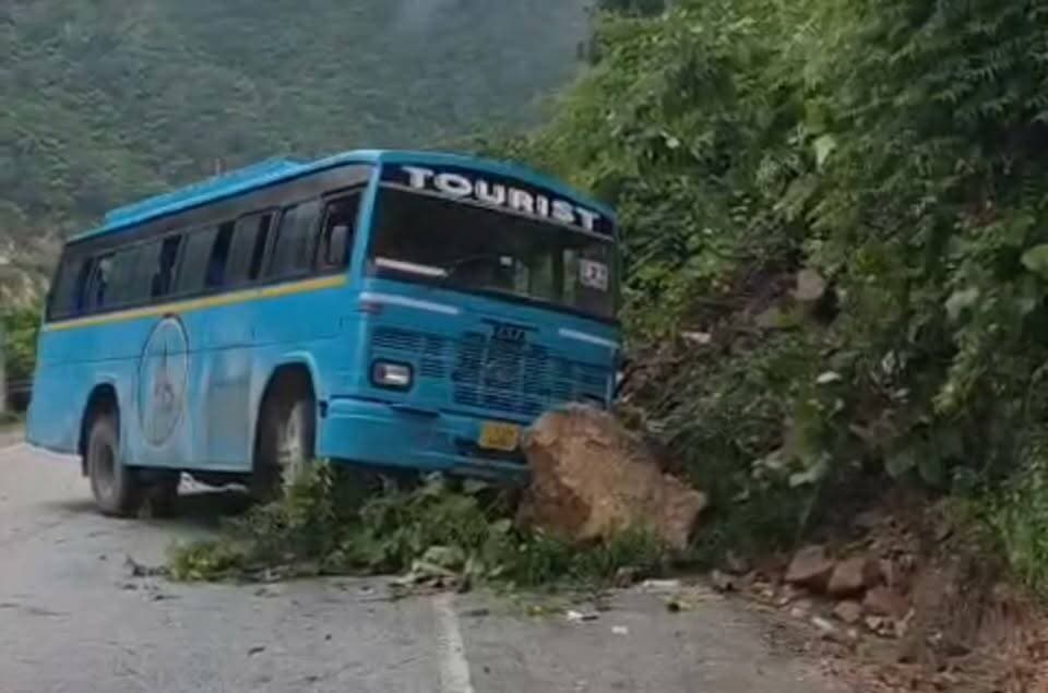🚨 बद्रीनाथ हाईवे पर बड़ा हादसा, बस के ऊपर गिरा विशाल बोल्डर
📍 रुद्रप्रयाग। लगातार हो रही बारिश के बीच बद्रीनाथ हाईवे पर रेंतोली के पास बड़ा हादसा हो गया। पहाड़ी से अचानक विशाल बोल्डर सड़क पर आ गिरा और सीधे एक बस के ऊपर जा गिरा।
💥 बोल्डर की चपेट में आने से बस बुरी तरह क्षतिग्रस्त हो गई। गनीमत रही कि बस में सवार यात्री बाल-बाल बच गए।
हादसे के बाद मौके पर अफरा-तफरी का माहौल बन गया। लगातार बारिश के चलते पहाड़ी क्षेत्रों में भूस्खलन और बोल्डर गिरने का खतरा बना हुआ है।
⚠️ हाईवे पर आवाजाही करने वाले यात्रियों से सावधानी बरतने और मौसम व सड़क की स्थिति को देखते हुए सतर्क रहने की अपील की जा रही है।
#Rudraprayag #BadrinathHighway #Rentoli #RoadAccident #Uttarakhand #Landslide #BreakingNews