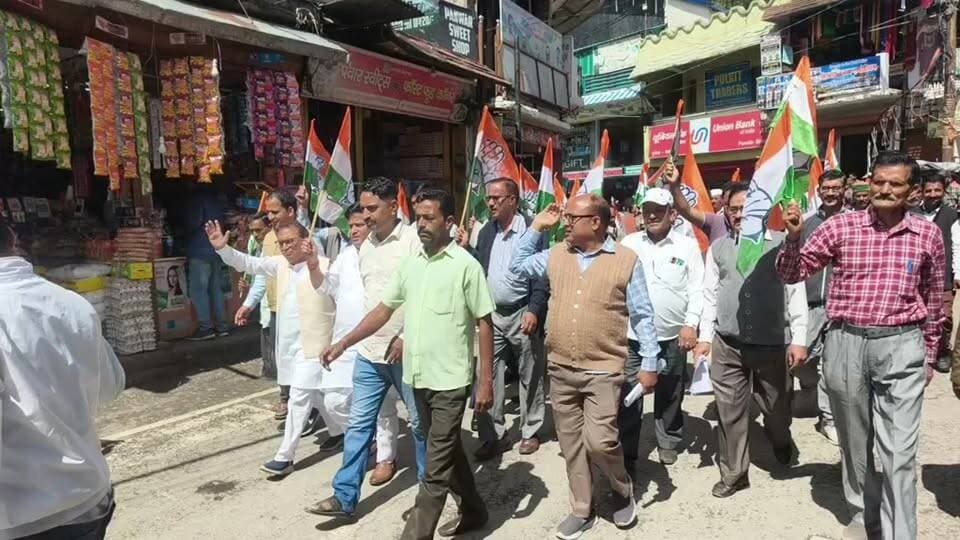 उत्तरकाशी, पुरोला में कांग्रेसियों का निर्वाचन आयुक्त ज्ञानेश कुमार के इस्तीफे को लेकर विरोध प्रदर्शन।