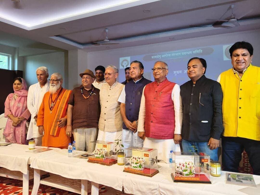 कामधेनु आरोग्य संस्थान में केंद्रीय राज्य मंत्री राव इंद्रजीत सिंह ने बतौर मुख्य अतिथि शिरकत की
तावड़ू,28 सितंबर।
Aonenews अरविन्द बक्शी
नूँह,तावड़ू उप मंडल अंतर्गत कामधेनु आरोग्य संस्थान स्थित गाँव बिस्सर अकबरपुर,समीप आईटीसी ग्रैंड भारत,होटल एनसीआर हरियाणा में कार्यक्रम रविवार आयोजित किया गया।
सर्वप्रथम हवन से कार्यक्रम का शुभारम्भ किया गया। हवन का संचालन मंदिर के पुजारी सूर्या जी ने डॉ एस पी गुप्ता, शशि गुप्ता, उषा गर्ग एवं अन्य गोभक्तों की उपस्थिति मे किया । हवन प्रथा के अनुसार सितंबर मास में जिन लोगों के जन्मदिवस, शादी की वर्षगांठ एवं पुण्यतिथि थी, उनके नाम से अग्नि देव को आहुति अर्पित की गई तथा समस्त मानव जाति के हित में सुख-शांति के लिए प्रार्थना की गई । कार्यक्रम का शुभारंभ मुख्य अतिथि, विशिष्ट अतिथियों एवं संस्थान के अन्य सदस्यों ने कामधेनु मंदिर के दर्शन एवं पूजा-अर्चना से हुआ।
इसके पश्चात कामधेनु कार्मिक आवासीय परिसर का विधिवत उद्घाटन किया गया। फिर अतिथियों द्वारा वृक्षारोपण किया गया इसके बाद बेसहारा गोवंश के शेड का शिलान्यास मुख्य अतिथि एवं विशिष्ट अतिथियों की गरिमामयी उपस्थिति में संपन्न हुआ।
तत्पश्चात अतिथियों ने कामधेनु गोशाला का भ्रमण किया, गौ पूजा की तथा गोवंश के लिए उपलब्ध आवास, चिकित्सा, आहार एवं अन्य सुविधाओं का अवलोकन किया।
इसके बाद पावन कल्पवृक्ष के सान्निध्य में विशेष साक्षात्कार/संवाद आयोजित किया गया, जिसमें गोसेवा, पर्यावरण संरक्षण एवं सामाजिक सरोकारों से जुड़े विषयों पर विचार साझा किए गए। उसके बाद कामधेनु वेलनेस का अवलोकन किया
कामधेनु सभागार मे वार्षिक उत्सव का आयोजन किया गया इस कार्यक्रम में मुख्य अतिथि केंद्रीय राज्य मंत्री (स्वतंत्र प्रभार) राव इंद्रजीत सिंह, आशीर्वचन महर्षि भृगु पीठाधीश्वर महामंडलेश्वर श्री गुरु गोस्वामी सुशील गिरी जी महाराज, मुख्य वक्ता भारत विकास परिषद के राष्ट्रीय संगठन मंत्री सुरेश जैन, अतिविशिष्ट अतिथि के रूप मे मानेसर की महापौर डॉ. श्रीमती इंद्रजीत रही, अध्यक्षता कामधेनु गौधाम के अध्यक्ष एवं प्रसिद्ध उद्योगपति व समाजसेवी मदन लाल जिंदल ने की । मंच संचालन अन्तराष्ट्रिय ख्याति प्राप्त कवि दिनेश रघुवंशी ने किया ।
स्वागत कार्यक्रम में केंद्रीय राज्य मंत्री राव इन्द्रजीत सिंह का स्वागत एस. पी. गुप्ता, पूर्व डी जी पी यशपाल सिंगल, पायल गर्ग, जितेंदर कोचर एवं मुकेश यादव अध्यक्ष अनाज मंडी तावडू एवं सरपंच महोमदपुर ने, महर्शि भृगु पीठाधीर महामण्डलेष्वर श्री गुरू गोस्वामी सुशील गिरी जी महाराज का उषा गर्ग, आर एस राठी, आचार्य मनीश महावीर बोहरा ने , सुरेश जैन का पायल गुप्ता, विशाल गर्ग, रुचिर गुप्ता ने, डा. श्रीमति इन्द्रजीत महापौर का शशि गुप्ता, पुरेन्द्र गोयल, डिम्पल गुप्ता ने, जिला अध्यक्ष बीजेपी का फतेहचन्द बंसल, आदर्ष गर्ग, अनुपम गप्ता ने, मदन लाल जिंदल का प्रमोद गर्ग, श्याम सुंदर गुप्ता, पंकज कोठारी, राहुल अग्रवाल ने तुलसी का पौधा, कामधेनु स्मृति चिन्ह एवं संस्थान में पंचगव्य निर्मित घी का गिफ्ट पैक भेंट करके किया ।
संस्थान के संस्थापक डॉ. एस. पी. गुप्ता (सेवानिवृत्त आईएएस) ने सभी अतिथियों का स्वागत करते हुए संस्थान के स्थापना काल से लेकर वर्तमान विस्तार की विकास यात्रा का ब्योरा प्रस्तुत किया। उन्होंने बताया कि सड़कों पर निराश्रित घूमने वाले गोवंश के संरक्षण हेतु 250 गोवंश की आधुनिक क्षमता वाले नए शेड की आधारशिला रखी गई है। इसके साथ ही परिसर में दिन-रात सेवारत गोसेवकों और स्वास्थ्यकर्मियों के लिए नवनिर्मित आवासीय परिसर का विधिवत लोकार्पण किया गया । डॉ. गुप्ता ने इस निर्माण कार्य में सीएसआर व आर्थिक सहयोग देने वाली दानदाता संस्थाओं का आभार व्यक्त किया।
अपने संबोधन में मुख्य अतिथि राव इंद्रजीत सिंह ने डॉ. एस. पी. गुप्ता के साथ अपने दीर्घकालिक संबंधों को स्मरण करते हुए कहा कि नवंबर 2016 में उन्होंने इस संस्थान के भवन की आधारशिला रखी थी। गोसेवा के इस संकल्प को आगे बढ़ाते हुए उन्होंने कामधेनु आरोग्य संस्थान को 11 लाख रुपये की सहयोग राशि देने की घोषणा की। केंद्रीय मंत्री ने संस्थान के प्रकल्पों की सराहना की तथा समारोह में युवा प्रतिभाओं की सहभागिता को प्रेरणास्पद बताया । उन्होंने कहा यहां गोशाला में आकर सकून मिलता है l केंद्रीय मंत्री ने कहा आज मुझे खुशी है कि मेरे द्वारा लगाया गया पौधा वट वृक्ष बन चुका है l केंद्रीय मंत्री ने बताया कि स्वामी दयानन्द सरस्वती गोशाला रेवाड़ी में वे स्वम चला रहे हैं जो 1874 में बनी थी वैसा अनुभव मुझे यहाँ आकार आभास हो रहा है l
भारत विकास परिषद के राष्ट्रीय संगठन मंत्री सुरेश जैन ने डॉ. एस. पी. गुप्ता के सेवा कार्यों का उल्लेख करते हुए संस्थान के विकास में सामाजिक सहभागिता बढ़ाने की आवश्यकता बताई । उन्होंने कहा कि गोसेवा, मानव सेवा, संस्कार और पर्यावरण संरक्षण को एक साथ जोड़ने वाले प्रकल्पों में समाज की भागीदारी महत्वपूर्ण है। उन्होंने भारत विकास परिषद की ओर से कामधेनु आरोग्य संस्थान को सहयोग देने का आश्वासन दिया। साथ ही उद्योगपतियों एवं अन्य सहयोगियों से संस्थान की आवश्यकताओं के अनुरूप आर्थिक सहायता तथा सीएसआर के माध्यम से सहयोग करने का आग्रह किया। उन्होंने डॉ एस पी गुप्ता एवं शशि गुप्ता के गौ सेवा मे किए जा रहे कार्यों की भरपूर प्रसंशा की ।
महामंडलेश्वर गुरु गोस्वामी सुशील गिरी जी महाराज ने अपने आशीर्वचन में सेवा, सद्भाव, राष्ट्रीय एकता और मानवीय मूल्यों के महत्व पर प्रकाश डाला। उन्होंने धार्मिक ग्रंथों में निहित मानवीय शिक्षाओं का उल्लेख करते हुए समाज में आपसी सद्भाव बढ़ाने का आह्वान किया। उन्होंने डॉ. एस. पी. गुप्ता के प्रयासों की सराहना की तथा संस्थान की गतिविधियों के निरंतर विस्तार के लिए शुभकामनाएँ दीं ।
कामधेनु गौशाला के अध्यक्ष एवं उद्योगपति मदन लाल जिंदल ने अपने संबोधन में गौशाला की आर्थिक आवश्यकताओं की जानकारी दी। उन्होंने कहा कि गोवंश के चारे, उपचार, आवास और दैनिक देखभाल के लिए नियमित आर्थिक संसाधनों की आवश्यकता होती है। उन्होंने उपस्थित लोगों से अपनी सामर्थ्य के अनुसार मासिक अथवा वार्षिक आर्थिक सहयोग का संकल्प लेने की अपील की, ताकि गौशाला के संचालन और विकास कार्यों को निरंतर आगे बढ़ाया जा सके।
समारोह में सामाजिक जागरूकता अभियान ‘स्मार्टर’ के माध्यम से 3,000 से अधिक विद्यार्थियों को उनके अधिकारों, ऑनलाइन सुरक्षा व वित्तीय प्रबंधन के प्रति जागरूक करने वाली युवा प्रतिभा नायशा गुप्ता तथा सामाजिक पहलों हेतु आहाना गुप्ता को सम्मानित किया गया।
संस्थान की अध्यक्षा श्रीमती शशि गुप्ता ने मुख्य अतिथि, संत समाज, उद्योगपतियों, चिकित्सकों, स्वयंसेवकों एवं उपस्थित जनसमुदाय का धन्यवाद व आभार व्यक्त किया। उन्होंने सभी को संस्थान में पुनः पधारने के लिए आमंत्रित किया। इसके उपरांत मुख्य अतिथि एवं अन्य अतिथियों ने प्रसाद ग्रहण किया ।
इस अवसर पर डॉ. टी. सी. राव, सुशील गर्ग पूर्व जिला सेशन जज नूह, डॉ के पी सिंह आईआरएस, योगेश गुप्ता, डॉ शिवानी, रमेश गुप्ता, राम कुमार गुप्ता, ईश्वर गुप्ता, जगदीश गुप्ता, विवेक गुप्ता कैथल से, अनुभव मोदी गुरुग्राम से, बीघाराम, मदन अग्रवाल, डॉ. रामवीर श्रीमती आशा मिश्रा, विष्णु भगवान, इंदु गुप्ता, राहुल अग्रवाल, अरविन्द अग्रवाल, हिमांशु अग्रवाल, मदन अग्रवाल एवं उनके परिवार के सभी सदस्य मोदी नगर से, एस के अग्रवाल, चार्टर्ड अकाउन्टन्ट, पवन जादू, कमलेश गर्ग, कुंदन, संदीप, हेमराज, डॉक्टर विश्वास, डॉक्टर विनीत गोयल, अमन सिंह, चंदन चौहान, राखी चौहान, रेनू सिंह, नवीन झा, अशोक यादव, अभिषेक, बृंदावन, दिनेश, हंसराज, सुमित कुमार, अन्नू, कृष्णा, आदर्श, इंद्रजीत, देवेंद्र, सोहन लाल, सूरज एवं बिस्सर सहित क्षेत्रीय गांवों के गणमान्य लोग उपस्थित रहे।