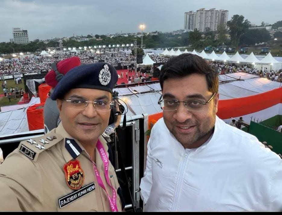 पुलिस की मुस्तैदी से सफल हुई फरीदाबाद नमो मैराथन,1500 से अधिक पुलिसकर्मियों ने संभाली सुरक्षा व यातायात व्यवस्था
*अल सुबह 3 बजे से तैनात रही पुलिस, चप्पे-चप्पे पर रहा सुरक्षा व ट्रैफिक का पहरा
*फरीदाबाद पुलिस के 700 पुलिस अधिकारियों व कर्मचारियों ने मैराथन में लिया भाग*
*रूट पर प्रभावी नाकाबंदी, डायवर्जन, ट्रैफिक व्यवस्था और सुरक्षा प्रबंधों के चलते शांतिपूर्ण ढंग से संपन्न हुआ आयोजन*
फरीदाबाद:27 सितंबर।
Aonenews अरविन्द bakshi
फरीदाबाद में आयोजित हाफ मैराथन का आयोजन रविवार को पुलिस की प्रभावी सुरक्षा एवं यातायात व्यवस्था के बीच शांतिपूर्ण एवं सफलतापूर्वक संपन्न हुआ। मैराथन में बड़ी संख्या में प्रतिभागियों के साथ आमजन की आवाजाही को देखते हुए फरीदाबाद पुलिस द्वारा व्यापक स्तर पर सुरक्षा, कानून-व्यवस्था एवं यातायात प्रबंधन की तैयारियां की गई थीं।
पुलिस प्रवक्ता ने बताया कि मैराथन के दौरान सुरक्षा व यातायात व्यवस्था के लिए राजेंद्र कुमार मीणा,जॉइंट सीपी फरीदाबाद नोडल अधिकारी नियुक्त किया गया, जिनके नेतृत्व में फरीदाबाद नमो मैराथन का सफलतापूर्वक समापन हुआ। इस दौरान 1500 से अधिक पुलिस अधिकारियों एवं कर्मचारियों की ड्यूटियां लगाई गई थीं। पुलिसकर्मियों ने तड़के सुबह 3:00 बजे से विभिन्न स्थानों पर तैनात रहकर सुरक्षा एवं यातायात व्यवस्था को संभाला।
मैराथन रूट पर चप्पे-चप्पे पर रही पुलिस की नजर*
पुलिस प्रवक्ता ने बताया कि 21 किलोमीटर हाफ मैराथन प्रातः लगभग 06:00 बजे सूरजकुंड मेला ग्राउंड से शुरू होकर एनएचपीसी कॉलोनी, मानव रचना इंस्टीट्यूट, अनखीर गोलचक्कर से होते हुए सेक्टर-21सी एवं सेक्टर-46 डिवाइडिंग रोड, मार्बल मार्केट, बड़खल-अनखीर रोड तथा सेक्टर-21डी मार्केट से होकर अनखीर गोलचक्कर की ओर यू-टर्न लेते हुए वापस सूरजकुंड मेला ग्राउंड पर समाप्त हुई।
इस दौरान पाली चौक से एमवीएन चौक, प्रहलादपुर चौक से सूरजकुंड गोलचक्कर, सूरजकुंड रोड, अनंगपुर रोड, एमवीएन रोड, अनखीर गोलचक्कर से सेक्टर-21ए से सेक्टर-21डी डिवाइडिंग रोड तथा बड़खल चौक से सूरजकुंड शूटिंग रेंज रोड तक सामान्य वाहनों का आवागमन प्रतिबंधित रहा था।
मैराथन के निर्धारित रूट पर पुलिस की विभिन्न टीमों को रणनीतिक स्थानों पर तैनात किया गया था। प्रतिभागियों की सुरक्षा के साथ-साथ आम नागरिकों की सुविधा को ध्यान में रखते हुए प्रमुख मार्गों पर यातायात का सुचारु संचालन सुनिश्चित किया गया। आवश्यकता के अनुसार यातायात को डायवर्ट किया गया तथा महत्वपूर्ण स्थानों पर पुलिसकर्मियों की अतिरिक्त तैनाती की गई थी।
पुलिस की मुस्तैदी के चलते मैराथन के दौरान कानून-व्यवस्था बनी रही और आयोजन शांतिपूर्ण माहौल में संपन्न हुआ।
उन्होंने आगे बताया कि फरीदाबाद पुलिस की ओर से सुरक्षा व्यवस्था संभालने के साथ-साथ पुलिस अधिकारियों एवं कर्मचारियों ने मैराथन में सक्रिय भागीदारी भी की। फरीदाबाद पुलिस के 700 से अधिक पुलिस अधिकारियों एवं कर्मचारियों ने मैराथन में भाग लिया। इसके अलावा आईआरबी के 500 व पुलिस ट्रेंनिंग सेंटर सुनारिया के 250 पुलिस कर्मचारियों ने भी मैराथन में भाग लिया।
पुलिस अधिकारियों एवं कर्मचारियों की इस भागीदारी ने न केवल आयोजन के प्रति पुलिस की प्रतिबद्धता को प्रदर्शित किया, बल्कि अन्य प्रतिभागियों का भी उत्साह बढ़ाया।
सुबह 3 बजे से शुरू हुई पुलिस की ड्यूटी*
मैराथन के सफल आयोजन के लिए पुलिसकर्मियों की ड्यूटियां तड़के सुबह 3:00 बजे से ही शुरू हो गई थीं। विभिन्न स्थानों पर तैनात पुलिस कर्मचारियों ने आयोजन स्थल, मैराथन रूट, प्रमुख चौराहों, डायवर्जन प्वाइंटों तथा अन्य महत्वपूर्ण स्थानों पर सुरक्षा एवं यातायात व्यवस्था संभाली।
पुलिस टीमों के बीच आपसी तालमेल के साथ सुरक्षा, यातायात एवं कानून-व्यवस्था संबंधी जिम्मेदारियों का निर्वहन किया गया। पुलिस की ओर से प्रतिभागियों की सुरक्षा के साथ-साथ आमजन को कम से कम असुविधा हो, इसका भी विशेष ध्यान रखा गया।
मैराथन के दौरान फरीदाबाद पुलिस के अधिकारियों एवं कर्मचारियों ने सुरक्षा ड्यूटी के साथ स्वयं भी उत्साहपूर्वक दौड़ में हिस्सा लिया। पुलिसकर्मियों की भागीदारी ने आयोजन को विशेष रूप से यादगार बनाया।
फरीदाबाद पुलिस द्वारा बड़े सार्वजनिक आयोजनों के दौरान सुरक्षा, कानून-व्यवस्था और यातायात प्रबंधन के साथ-साथ नागरिक सहभागिता को भी प्राथमिकता दी जा रही है। हाफ मैराथन का सफल एवं शांतिपूर्ण आयोजन इसी समन्वित पुलिस व्यवस्था का उदाहरण रहा।