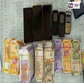 मोतीपुर में जाली नोट के बड़े कारोबार का खुलासा! 6 गिरफ्तार, ₹71,200 नकली करेंसी बरामद
मुजफ्फरपुर: मोतीपुर थाना क्षेत्र में बिहार एसटीएफ और मुजफ्फरपुर जिला पुलिस की संयुक्त कार्रवाई में जाली नोट के कारोबार से जुड़े छह आरोपियों को गिरफ्तार किया गया है। पुलिस ने इनके पास से ₹71,200 की जाली भारतीय मुद्रा, एक चार पहिया वाहन और छह मोबाइल फोन बरामद किए हैं।
एसटीएफ के अनुसार, 27 सितंबर की देर रात विशेष टीम और जिला पुलिस ने गुप्त सूचना के आधार पर मोतीपुर इलाके में छापेमारी की। कार्रवाई के दौरान मोतीपुर, मनियारी और मोतिहारी जिले के अलग-अलग थाना क्षेत्रों से जुड़े छह लोगों को गिरफ्तार किया गया।
गिरफ्तार आरोपियों की पहचान मो. साबिर, सुरेश राय, कृष्णा पटेल, राहुल सिंह, साधु साहनी और बीरेन्द्र पासवान के रूप में हुई है।
पुलिस ने जाली नोटों के अलावा ‘भारतीय मनोरंजन बैंक’ लिखे नोट भी बरामद किए हैं। बरामद नोटों में 500 रुपये के 1,311, 200 रुपये के 1,184 और 100 रुपये के 1,153 नोट शामिल हैं, जिनकी कुल अंकित राशि ₹10,07,600 बताई गई है।
फिलहाल पुलिस गिरफ्तार आरोपियों के आपराधिक इतिहास और जाली नोट के नेटवर्क से जुड़े अन्य लोगों के बारे में जानकारी जुटा रही है। मामले में आगे की कार्रवाई जारी है।
<nis:link nis:type=tag nis:id=muzaffarpur nis:value=Muzaffarpur nis:enabled=true nis:link/> <nis:link nis:type=tag nis:id=motipur nis:value=Motipur nis:enabled=true nis:link/> <nis:link nis:type=tag nis:id=biharstf nis:value=BiharSTF nis:enabled=true nis:link/> <nis:link nis:type=tag nis:id=fakecurrency nis:value=FakeCurrency nis:enabled=true nis:link/> <nis:link nis:type=tag nis:id=tirhutnow nis:value=TirhutNow nis:enabled=true nis:link/>
