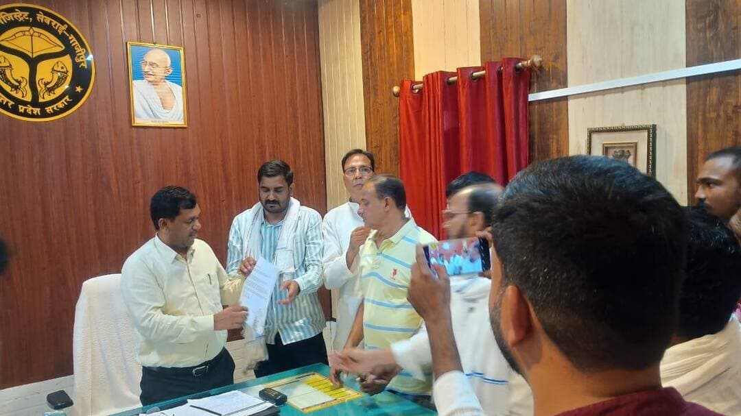 विंध्य-पूर्वांचल लिंक एक्सप्रेसवे: उचित मुआवजे की मांग को लेकर किसान 3 अक्टूबर को देंगे धरना
गाजीपुर। विंध्य-पूर्वांचल लिंक एक्सप्रेसवे परियोजना में अधिग्रहित की जा रही कृषि भूमि के उचित मुआवजे और सर्किल रेट की मांग को लेकर सेवराई तहसील क्षेत्र के किसानों ने आंदोलन का ऐलान किया है। किसानों ने 3 अक्टूबर 2026 को सुबह 10 बजे तहसील परिसर, सेवराई में एक दिवसीय शांतिपूर्ण धरना आयोजित करने की अनुमति मांगी है।
उपजिलाधिकारी सेवराई को दिए गए पत्र में किसानों ने कहा है कि तहसील सेवराई के विभिन्न गांवों की कृषि भूमि विंध्य-पूर्वांचल लिंक एक्सप्रेसवे परियोजना में अधिग्रहित की जा रही है। किसानों के मुताबिक अधिग्रहण के लिए निर्धारित वर्तमान सर्किल रेट के आधार पर प्रस्तावित मुआवजा उन्हें स्वीकार्य नहीं है।
किसानों की मांग है कि उनकी भूमि का मुआवजा वर्तमान वास्तविक बाजार मूल्य और उचित दरों को ध्यान में रखते हुए निर्धारित किया जाए। साथ ही, किसानों का कहना है कि उनकी मांगों को लोकतांत्रिक तरीके से सरकार के मुख्यालय तक पहुंचाने के उद्देश्य से यह शांतिपूर्ण धरना आयोजित किया जा रहा है।
किसानों ने प्रशासन से एक दिवसीय शांतिपूर्ण धरना आयोजित करने की अनुमति देने के साथ आवश्यक प्रशासनिक सहयोग उपलब्ध कराने का अनुरोध किया है।
अब देखना होगा कि किसानों की इस मांग पर प्रशासन क्या कदम उठाता है और विंध्य-पूर्वांचल लिंक एक्सप्रेसवे के भूमि अधिग्रहण को लेकर मुआवजे का विवाद किस दिशा में जाता है।
#VindhyaExpressway #VindhyaPurvanchalLinkExpressway #Sevrai #GhazipurNews #Ghazipur #KisanAndolan #KisanDharna #Muawza #LandAcquisition #CircleRate #PurvanchalNews