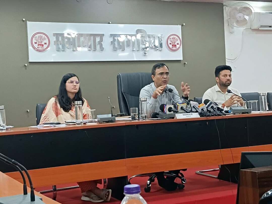 🌊 **बाढ़ की संभावित स्थिति को लेकर जिला प्रशासन अलर्ट**
बागमती एवं कोसी के बढ़ते जलस्तर को देखते हुए तटबंधों पर **24×7 निगरानी**, प्रभावित क्षेत्रों में गश्ती, माइकिंग एवं संध्या चौपाल के माध्यम से जनसंवाद जारी है। नावों, राहत शिविरों, सामुदायिक रसोई एवं पशु राहत शिविरों की व्यवस्था सुनिश्चित की गई है।
**नागरिकों की सुरक्षा एवं त्वरित राहत जिला प्रशासन की सर्वोच्च प्राथमिकता है।**