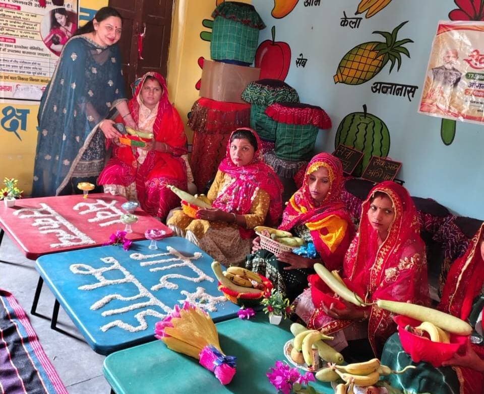 आंगनवाड़ी केंद्रों पर मनाया “आंगन का उत्सव”
चरखी दादरी (बाढ़डा) :-:
सेवा संकल्प अभियान के तहत महिला एवं बाल विकास विभाग द्वारा आंगनवाड़ी केंद्रों पर “आंगन का उत्सव” कार्यक्रम आयोजित किया गया।
चांदवास सर्कल के 55 आंगनवाड़ी केंद्रों पर गर्भवती महिलाओं की गोद भराई और छह माह के बच्चों का अन्नप्राशन दिवस मनाया गया। हंसावास खुर्द, माण्डी केहर और पंचगांव में अधिकारियों ने पहुंचकर कार्यक्रमों का जायजा लिया।
इस दौरान महिलाओं को पोषण, स्वास्थ्य एवं विभागीय योजनाओं की जानकारी दी गई।
कार्यक्रम तीन दिनों तक चलेगा।