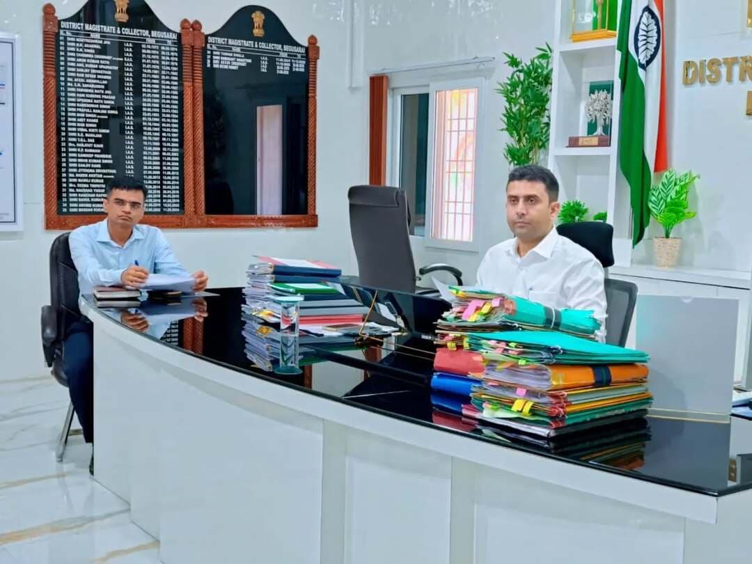 जिलाधिकारी, बेगूसराय श्री रिची पांडेय की अध्यक्षता में शहरी गैस वितरण नीति, 2026 के तहत जिले में पीएनजी गैस कनेक्शन एवं पाइपलाइन विस्तार कार्यों की समीक्षा की गई। समीक्षा में अब तक मात्र 6,177 पीएनजी कनेक्शन लाइव पाए जाने पर जिलाधिकारी ने कार्यों में तेजी लाने तथा पर्याप्त संख्या में ठेकेदार एवं प्रशिक्षित मजदूर लगाने का निर्देश दिया।
जिलाधिकारी ने चरणबद्ध तरीके से सड़क कटाई एवं पाइपलाइन बिछाने, सरकारी विद्यालयों, जीविका केंद्रों एवं अस्पतालों को प्राथमिकता देने तथा समस्याओं के त्वरित समाधान हेतु संबंधित विभागों से समन्वय स्थापित करने का निर्देश दिया। साथ ही, आगामी समीक्षा बैठक में सभी संबंधित ठेकेदारों की उपस्थिति सुनिश्चित कराने का निर्देश दिया।
IPRD Bihar
#cmsamrat