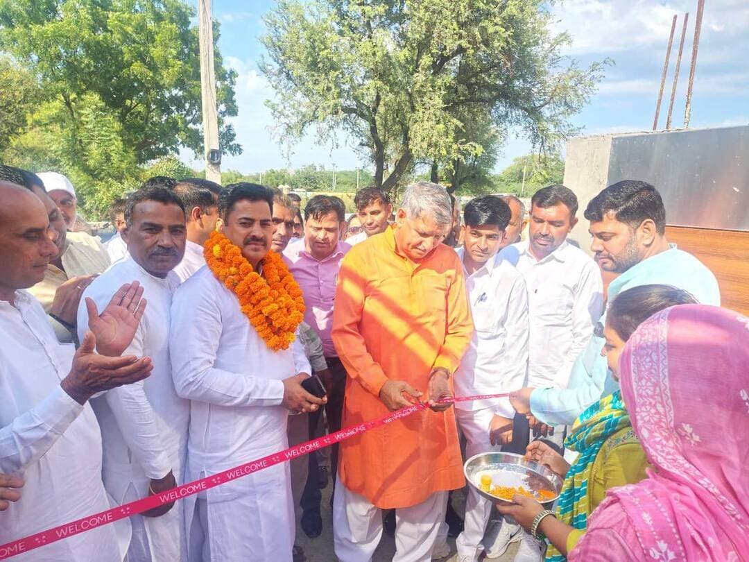 विकास कार्यों के साथ-साथ बच्चों में अच्छे संस्कार भरना जरूरी: सांसद धर्मबीर सिंह
- सेवा संकल्प अभियान के तहत सांसद चौ. धर्मबीर सिंह ने कैरू और बागनवाला में ग्रामीणों से किया जनसंवाद, ग्रामीणों को दिया स्वच्छता का संदेश
तोशाम/ कैरू, 28 सितंबर। गांव कैरू स्थित सामुदायिक भवन और गांव बागनवाला में सेवा संकल्प अभियान के तहत जनसंवाद एवं स्वच्छता जागरूकता कार्यक्रम का आयोजन हुआ। सांसद चौ. धर्मबीर सिंह ने मुख्य अतिथि के रूप में शिरकत की। उन्होंने ग्रामीणों से विकास कार्यों के साथ-साथ समाज में समरसता बढ़ाने का आह्वान किया। उन्होंने कहा कि आसपास परिवेश के साथ-साथ आंतरिक स्वच्छता भी जरूरी है। वहीं दूसरी ओर कार्यक्रमों मेंं कैरू खंड और तोशाम खंड के सभी गांवों से पंचायत प्रतिनिधि ट्रैक्टर-ट्रालियों के साथ कार्यक्रम में पहुंचे। सांसद ने पंचायत प्रतिनिधियों से आह्वान किया कि वे स्वच्छता के लिए दिए गए ट्रैक्टर-ट्रालियो को गांव में सफाई कार्य में जरूर प्रयोग करें।
ग्रामीणों को संबोधित करते हुए सांसद चौ. धर्मबीर सिंह ने कहा कि किसी देश, प्रदेश व समाज की तरक्की के लिए विकास कार्यों के साथ-साथ बच्चों में संस्कार भी जरूरी है। हमें अपने बच्चों में नैतिकता का पाठ पढ़ाना जरूरी है। उन्होंने कहा कि युवाओं को किसी भी प्रकार के नशे से से दूर रखना होगा, यह जिम्मेवारी प्रत्येक ग्रामीण की है। उन्होंने कहा कि हमें अपने आसपास परिवेश में नजर रखनी चाहिए। यदि कहीं भी किसी प्रकार की गैर सामाजिक गतिविधि होती है तो उसकी सूचना पुलिस या जिला प्रशासन को दें।
इसी प्रकार से सांसद ने कहा कि बच्चों को मोबाइल की लत लग रही है, बच्चों के हाथ में मोबाइल होता है, लेकिन माता-पिता को यह मालूम होना चाहिए बच्चा मोबाइल पर क्या देख रहा है। इसके लिए भी बच्चों को समझाना चाहिए कि वे मोबाईल का सही प्रयोग करें। उन्होंने ग्रामीणों से आह्वान किया कि वे पहले के समय अनुसार अपने बच्चों के साथ कुछ समय जरूर व्यतीत करें ताकि बच्चों की परेशानी का पता चल सके।
सांसद ने कहा कि ग्रामीण अपने बच्चों का सही मार्गदर्शन कर उन्हें शिक्षा और संस्कारों के प्रति प्रेरित करें। उन्होंने कहा कि बच्चों को शिक्षा के साथ-साथ अच्छे संस्कार और अनुशासन का महत्व समझाना जरूरी है, ताकि वे आगे चलकर समाज और देश के विकास में अपना योगदान दे सकें।
इस दौरान बीडीपीओ अमित कुमार, बीईओ महेन्द्र गिल, एएफएसओ नरेन्द्र कुमार, महेन्द्र कुमार, कैरू सरपंच सुंदरपाल, सुभाष, पूर्व सरपंच राजबीर लेघा, जुई के पूर्व सरपंच रमेश, रोशन शर्मा सहित गणमान्य नागरिक मौजूद थे।
बॉक्स
वहीं दूसरी ओर सांसद धर्मबीर सिंह ने गांव बागनवाला में आयोजित कार्यक्रम के दौरान गांव में 20 लाख रुपये की लागत से बने ग्राम सचिवालय का उद्घाटन किया। सांसद धर्मवीर सिंह ने प्रधानमंत्री नरेंद्र मोदी द्वारा वर्ष 2014 में शुरू किए गए स्वच्छता अभियान का भी उल्लेख करते हुए कहा कि इस अभियान से देशभर में स्वच्छता के प्रति जागरूकता बढ़ी है। आज गांवों में भी स्वच्छता को लेकर विभिन्न स्तरों पर कार्य किए जा रहे हैं। स्वच्छ वातावरण स्वस्थ समाज की आधारशिला है, इसलिए प्रत्येक नागरिक को अपने गांव और आसपास के क्षेत्र को स्वच्छ रखने में सक्रिय भागीदारी निभानी चाहिए।
इस अवसर पर एसडीएम संदीप कुमार, बीडीपीओ सुमित कुमार, एसडीओ देवेंद्र सिंह, धर्म सेना के जिलाध्यक्ष मास्टर अश्वनी कुमार, धर्मसेना के जिला महामंत्री सुनील सुरा व जयप्रकाश बराला, पारस मिरान, मंडल अध्यक्ष विक्की महता, पंकज कौशिक, सतीश सांगवान, वीरेंद्र सरपंच बागनवाला, राजेश सरपंच तोशाम, रामफल टाला, रोशन यादव, बलवान मिरान, रणबीर सरपंच ढाणी माहू, राजेश सुरा सरल, राजेंद्र सरपंच आलमपुर, गजेंद्र सरपंच छपार, अनिल खडक़ड़ी, अमित लाला, रामफल सरपंच डाडम सहित विभिन्न विभागों के अधिकारी व गण मान्य नागरिक उपस्थित रहें।