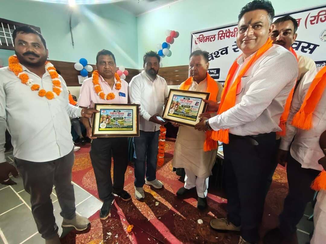 रेबीज मुक्त भारत के संकल्प को लेकर जागरूकता अभियान
एनिमल सिंपैथी ऑर्गेनाइजेशन 14 वर्षों से चला रही ‘मिशन रेबीज फ्री इंडिया’ मुहिम
भिवानी, 27 सितंबर। रेबीज जैसी गंभीर बीमारी से बचाव और पशुओं के प्रति संवेदनशीलता का संदेश देने के उद्देश्य से एनिमल सिंपैथी ऑर्गेनाइजेशन की ओर से स्थानीय रविदास धर्मशाला में विश्व रेबीज दिवस कार्यक्रम आयोजित किया गया। कार्यक्रम में लोगों को रेबीज से बचाव, पशुओं के टीकाकरण तथा जागरूकता के महत्व की जानकारी दी गई।
कार्यक्रम के मुख्य अतिथि पूर्व मंत्री घनश्याम दास सराफ तथा भाजपा जिला अध्यक्ष वीरेंद्र कौशिक रहे। जिला बार एसोसिएशन के प्रधान एडवोकेट युधिष्ठिर वत्स, राजेश तलवार, विजय सिंहमार, रिंकू नूर ज्वेलर्स, डॉ. अंचल, डॉ. कृष्ण, सीडब्ल्यूसी अध्यक्ष हनुमत, प्रदीप गोयल, विकास काटपालिया तथा डॉ. सुखबीर दुहान सहित अन्य गणमान्य लोग उपस्थित रहे।
संस्था के राष्ट्रीय प्रधान एडवोकेट कुलदीप शर्मा ने बताया कि एनिमल सिंपैथी ऑर्गेनाइजेशन पिछले 14 वर्षों से ‘मिशन रेबीज फ्री इंडिया’ अभियान के माध्यम से पशु सुरक्षा और रेबीज से बचाव को लेकर कार्य कर रही है। संस्था की ओर से हर वर्ष लोगों को जागरूक करने के साथ पशुओं के टीकाकरण सहित विभिन्न सेवा कार्य किए जाते हैं।
उन्होंने बताया कि प्रधानमंत्री नरेंद्र मोदी के जन्मोत्सव तथा 25 वर्ष के सुशासन के पूर्ण होने के उपलक्ष्य में संस्था द्वारा 17 सितंबर से 17 अक्टूबर तक एक माह तक विभिन्न समाजहित के कार्यों और सेवा कैंपों का आयोजन किया जा रहा है। इसी श्रृंखला में विश्व रेबीज दिवस का कार्यक्रम भी आयोजित किया गया।
इस अवसर पर संस्था के संस्थापक डॉ. योगेश ढिकाव, आशु वाल्मीकि, कपिल हिंदुस्तानी, हितेश चावरिया, वंश चौहान, देवराज बिडलान, प्रवीण बिडलान, श्यामलाल चरण, निखिल तंवर, दयानंद ढिकाव, डॉ. राजकुमार बबली, सुंदर पाल बडेसरा, मीणा जताई सहित संस्था के अनेक सदस्य मौजूद रहे।