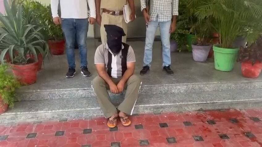 सीआईए स्टाफ प्रथम भिवानी ने 19.75 ग्राम हेरोइन बरामदगी के मामले में मादक पदार्थ सप्लायर को किया गिरफ्तार
पुलिस अधीक्षक भिवानी श्री मयंक मिश्रा, आईपीएस द्वारा जिला पुलिस को मादक पदार्थ रखने, बेचने एवं तस्करी में शामिल आरोपियों को गिरफ्तार कर उनके विरुद्ध प्रभावी कानूनी कार्रवाई करने तथा मादक पदार्थों के नेटवर्क पर अंकुश लगाने के निर्देश दिए गए थे। इन्हीं निर्देशों के तहत कार्रवाई करते हुए सीआईए स्टाफ प्रथम भिवानी की टीम ने मादक पदार्थ हेरोइन बरामदगी के मामले में एक मादक पदार्थ सप्लायर को गिरफ्तार करने में सफलता हासिल की है।
दिनांक 22.08.2026 को सीआईए स्टाफ प्रथम भिवानी की पुलिस टीम द्वारा चिराग पुत्र रामानंद, निवासी हालू मोहल्ला, भिवानी को मादक पदार्थ हेरोइन सहित गिरफ्तार किया गया था। पुलिस टीम द्वारा आरोपी के कब्जे से 19.75 ग्राम मादक पदार्थ हेरोइन तथा एक मोबाइल फोन बरामद किया गया था। इस संबंध में आरोपी चिराग के विरुद्ध थाना औद्योगिक क्षेत्र भिवानी में एनडीपीएस एक्ट के तहत अभियोग दर्ज किया गया था।
प्रारंभिक पूछताछ के दौरान आरोपी चिराग ने पुलिस को बताया था कि वह उक्त मादक पदार्थ अरुण नामक व्यक्ति से खरीदकर लाया था। आरोपी से मिली जानकारी के आधार पर पुलिस टीम द्वारा मादक पदार्थ सप्लायर की तलाश शुरू की गई।
आगामी कार्रवाई करते हुए दिनांक 27.09.2026 को सीआईए स्टाफ प्रथम भिवानी के एसआई बलजीत कुमार अपनी पुलिस टीम के साथ कार्रवाई करते हुए मादक पदार्थ सप्लायर को टोल प्लाजा, किला जफरगढ़, जिला जींद से गिरफ्तार करने में सफलता हासिल की।
*गिरफ्तार किए गए आरोपी की पहचान अरुण उर्फ मोटा उर्फ साहिल पुत्र मदनलाल, निवासी इंदिरा कॉलोनी, रोहतक के रूप में हुई है।*
पुलिस द्वारा आरोपी अरुण से पूछताछ करने पर उसने बताया कि उसने मादक पदार्थ हेरोइन 40,000 रुपये में आरोपी चिराग को बेचने के लिए दिया था। पुलिस टीम द्वारा आरोपी से मादक पदार्थ की खरीद-फरोख्त तथा इससे जुड़े अन्य लोगों के संबंध में पूछताछ की जा रही है।
पुलिस टीम द्वारा आरोपी अरुण को माननीय न्यायालय में पेश किया गया। माननीय न्यायालय द्वारा आरोपी को जिला कारागार भेजने के आदेश दिए गए हैं।
पुलिस प्रवक्ता, भिवानी।।