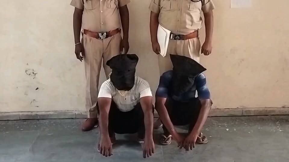 भिवानी के सनसिटी मॉल से मोटरसाइकिल चोरी करने के मामले में दो आरोपियों को किया गिरफ्तार
*पुलिस टीम ने आरोपियों से चोरी की गई मोटरसाइकिल तथा वारदात के दिन चोरी की वारदात में प्रयोग की गई एक अन्य मोटरसाइकिल की बरामद।*
पुलिस अधीक्षक भिवानी श्री मयंक मिश्रा, आईपीएस द्वारा जिला पुलिस को जिले में वाहन चोरी की वारदातों को अंजाम देने वाले आरोपियों को जल्द से जल्द गिरफ्तार कर उनके विरुद्ध प्रभावी कानूनी कार्रवाई करने के निर्देश दिए गए थे। इन्हीं निर्देशों के तहत कार्रवाई करते हुए थाना सिविल लाईन पुलिस भिवानी ने सनसिटी मॉल के सामने पार्किंग में खड़ी मोटरसाइकिल चोरी करने के मामले में दो आरोपियों को गिरफ्तार करने में सफलता हासिल की है।
शिकायतकर्ता राहुल, निवासी घुसकानी, ने थाना सिविल लाईन पुलिस को शिकायत दर्ज करवाते हुए बताया कि दिनांक 20.09. 2026 को दोपहर के समय उसने सनसिटी मॉल के नजदीक हुडा पार्क की पार्किंग में अपनी मोटरसाइकिल खड़ी की थी। कुछ समय बाद वापस आकर देखा तो उसकी मोटरसाइकिल वहां से चोरी हो चुकी थी। शिकायत के आधार पर संबंधित धाराओं के तहत थाना सिविल लाईन भिवानी में अभियोग दर्ज किया गया था।
अभियोग में प्रभावी कार्रवाई करते हुए दिनांक 27.09. 2026 को थाना सिविल लाइन भिवानी के उप निरीक्षक हितेंद्र ने मोटरसाइकिल चोरी के मामले में दो आरोपियों को टी-पॉइंट देवसर मोड़ बाईपास, भिवानी से गिरफ्तार करने में सफलता हासिल की।
*गिरफ्तार किए गए आरोपियों की पहचान सोमबीर पुत्र सुखदेव, निवासी बलियाली तथा विक्रम पुत्र राजकुमार, निवासी बलियाली के रूप में हुई है।*
*पुलिस टीम द्वारा आरोपियों के कब्जे से चोरी की गई मोटरसाइकिल तथा चोरी की वारदात वाले दिन वारदात में प्रयोग की गई एक अन्य मोटरसाइकिल बरामद करने में सफलता हासिल की गई है।*
प्रारंभिक पूछताछ में सामने आया कि आरोपी सोमबीर मजदूरी का काम करता है, जबकि आरोपी विक्रम गांव में टायर पंचर की दुकान चलाता है। दोनों आरोपियों ने मिलकर मोटरसाइकिल चोरी की उक्त वारदात को अंजाम दिया था।
पुलिस टीम द्वारा दोनों आरोपियों को आज माननीय न्यायालय में पेश किया गया, जहां से माननीय न्यायालय ने दोनों आरोपियों को जिला कारागार भेजने के आदेश दिए हैं।
पुलिस प्रवक्ता, भिवानी।।