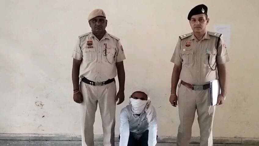 थाना शहर पुलिस भिवानी ने विवाहिता को आत्महत्या करने के लिए मजबूर करने के मामले में आरोपित पति को किया गिरफ्तार
*पुलिस टीम ने आरोपित को शास्त्री नगर भिवानी से किया गिरफ्तार, माननीय न्यायालय ने आरोपित को न्यायिक हिरासत में भेजा।*
पुलिस अधीक्षक भिवानी श्री मयंक मिश्रा, आईपीएस द्वारा जिले में महिला विरुद्ध अपराध एवं संगीन मामलों में आरोपितों को गिरफ्तार कर उनके विरुद्ध प्रभावी कानूनी कार्रवाई अमल में लाने के निर्देश दिए गए थे। इन्हीं निर्देशों के तहत थाना शहर पुलिस भिवानी की टीम ने विवाहिता द्वारा आत्महत्या करने के मामले में आरोपित पति को गिरफ्तार करने में सफलता हासिल की है।
शिकायतकर्ता सुदामा पुत्र रामधारी, निवासी खरक खुर्द, जिला भिवानी ने पुलिस को दी शिकायत में बताया कि उसकी बहन पूजा की शादी करीब 19-20 वर्ष पहले सुनील पुत्र गोविंद निवासी गली नंबर 10, शास्त्री नगर, भिवानी के साथ हुई थी। शादी के बाद से ही उसकी बहन के साथ मारपीट की जाती थी। शिकायतकर्ता के अनुसार दिनांक 10.09.2026 को शिकायतकर्ता को पूजा द्वारा फांसी लगाकर आत्महत्या करने की सूचना मिली। शिकायत के आधार पर थाना शहर भिवानी में धारा 108 बीएनएस के तहत अभियोग दर्ज कर जांच शुरू की गई थी।
अभियोग में प्रभावी कार्रवाई करते हुए थाना शहर भिवानी के अंतर्गत पुलिस चौकी अनाज मंडी के प्रभारी उप निरीक्षक धर्मबीर सिंह ने दिनांक 27.09. 2026 को आरोपित पति को शास्त्री नगर, भिवानी से गिरफ्तार करने में सफलता हासिल की है।
*गिरफ्तार आरोपित की पहचान सुनील पुत्र गोविंद राम, निवासी गली नंबर- 10, शास्त्री नगर, भिवानी के रूप में हुई है।*
पुलिस टीम द्वारा आरोपित को आज माननीय न्यायालय में पेश किया गया, जहां से माननीय न्यायालय ने आरोपित को न्यायिक हिरासत में भेजने के आदेश दिए हैं। मामले में जांच इकाई द्वारा अभियोग का अनुसंधान जारी है तथा उपलब्ध साक्ष्यों के आधार पर आगामी कानूनी कार्रवाई अमल में लाई जाएगी।
पुलिस प्रवक्ता, भिवानी।।