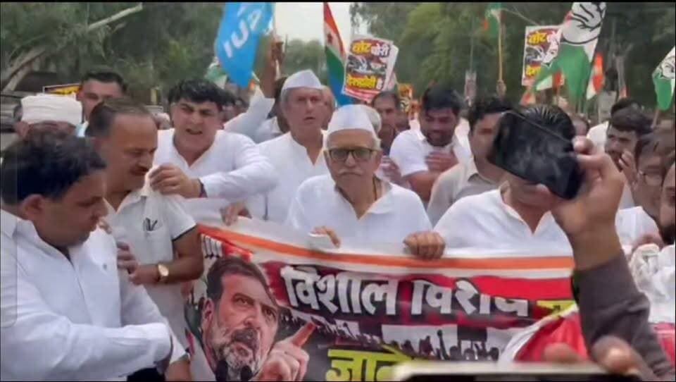भिवानी में प्रतीकात्मक रूप से मुख्य चुनाव आयुक्त को कांग्रेसियों ने बेड़ियों में जकड़ कर निकाला जुलूस।