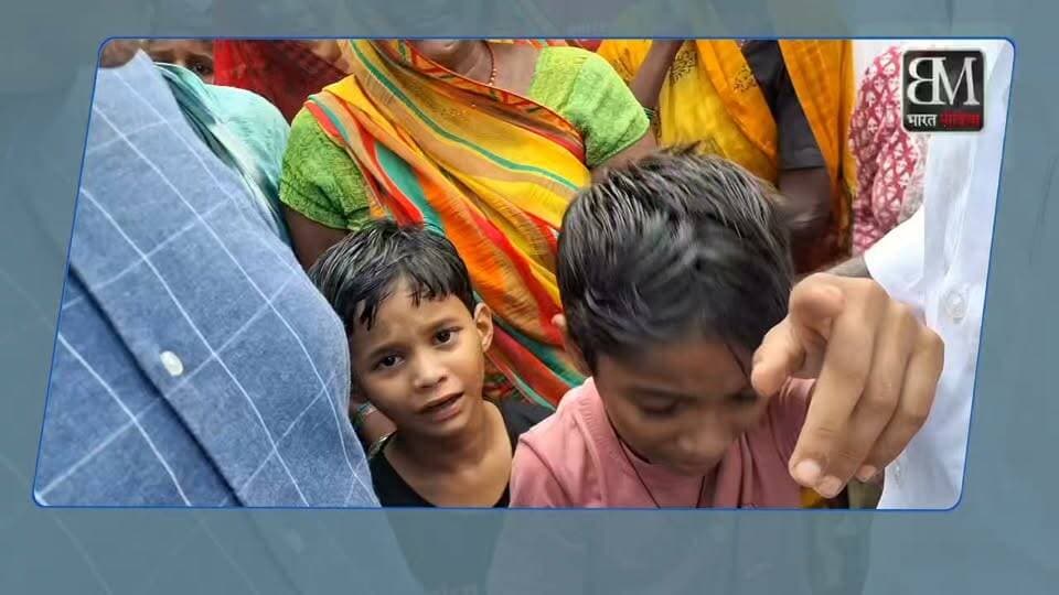 🚨 गगन यादव पहुंचे सेमरी: परिजनों से की मुलाकात, प्रशासन संग वार्ता के बाद दी बड़ी जानकारी! 🚨
बलिया (सेमरी गांव) में घटी दुखद घटना के बाद गगन यादव पीड़ित परिवार के बीच पहुंचे। उन्होंने परिजनों से मुलाकात कर उनका ढांढस बंधाया और मौके पर मौजूद प्रशासनिक व पुलिस अधिकारियों से वार्ता की।
वार्ता के बाद उन्होंने मीडिया से बातचीत करते हुए पूरी बात बताई कि किस तरह से घटना घटी और प्रशासन द्वारा क्या आश्वासन दिए गए हैं। जानिए उन्होंने क्या कुछ कहा...
👉 पूरी रिपोर्ट और गगन यादव का बयान देखने के लिए 'केवल भारत मीडिया' पर वीडियो देखें!
#KewalBharatMedia #BalliaNews #NagraNews #GaganYadav #BalliaUpdate #BreakingNews