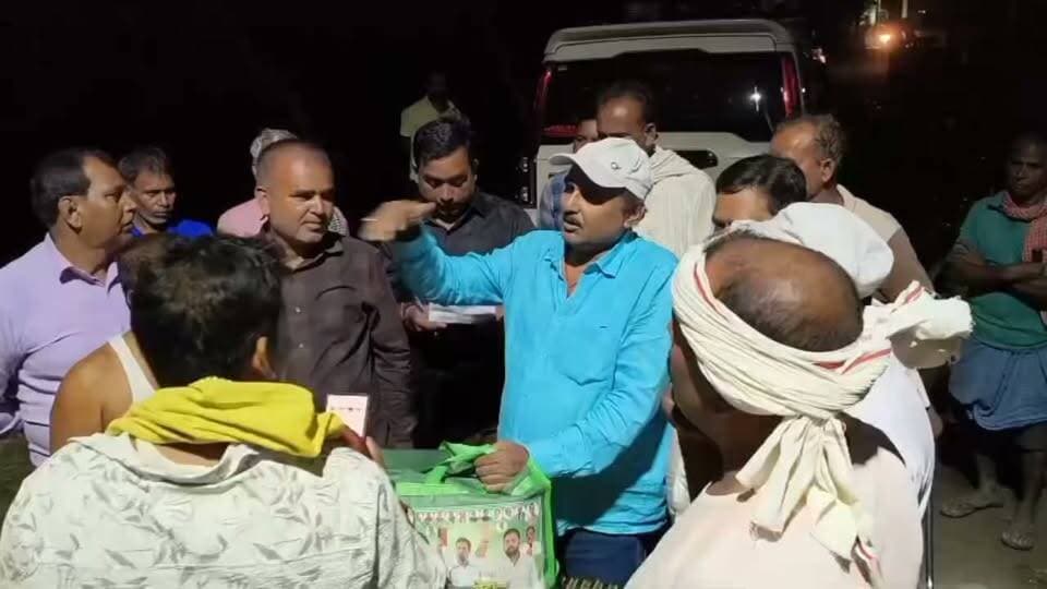 बाढ़ का पानी घटा, लेकिन मुश्किलें नहीं… इन्होंने निजी कोष से बाढ़ पीड़ितों तक पहुंचा सूखा राशन