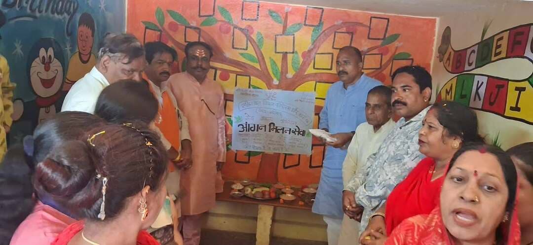 भागीरथपुरा के वार्ड क्रमांक 11 स्थित आंगनबाड़ी केंद्र पर सेवा संकल्प अभियान के अंतर्गत ‘आंगन मिलन सेवा’ कार्यक्रम आयोजित हुआ। जनप्रतिनिधियों की सहभागिता में कार्यक्रम संपन्न हुआ।
#JansamparkMP #indore #इंदौर #SevaSankalpAbhiyan #आंगनमिलनसेवा #आंगनबाड़ी
CM Madhya Pradesh
Jansampark Madhya Pradesh
Department Of Women Child Development, Madhya Pradesh