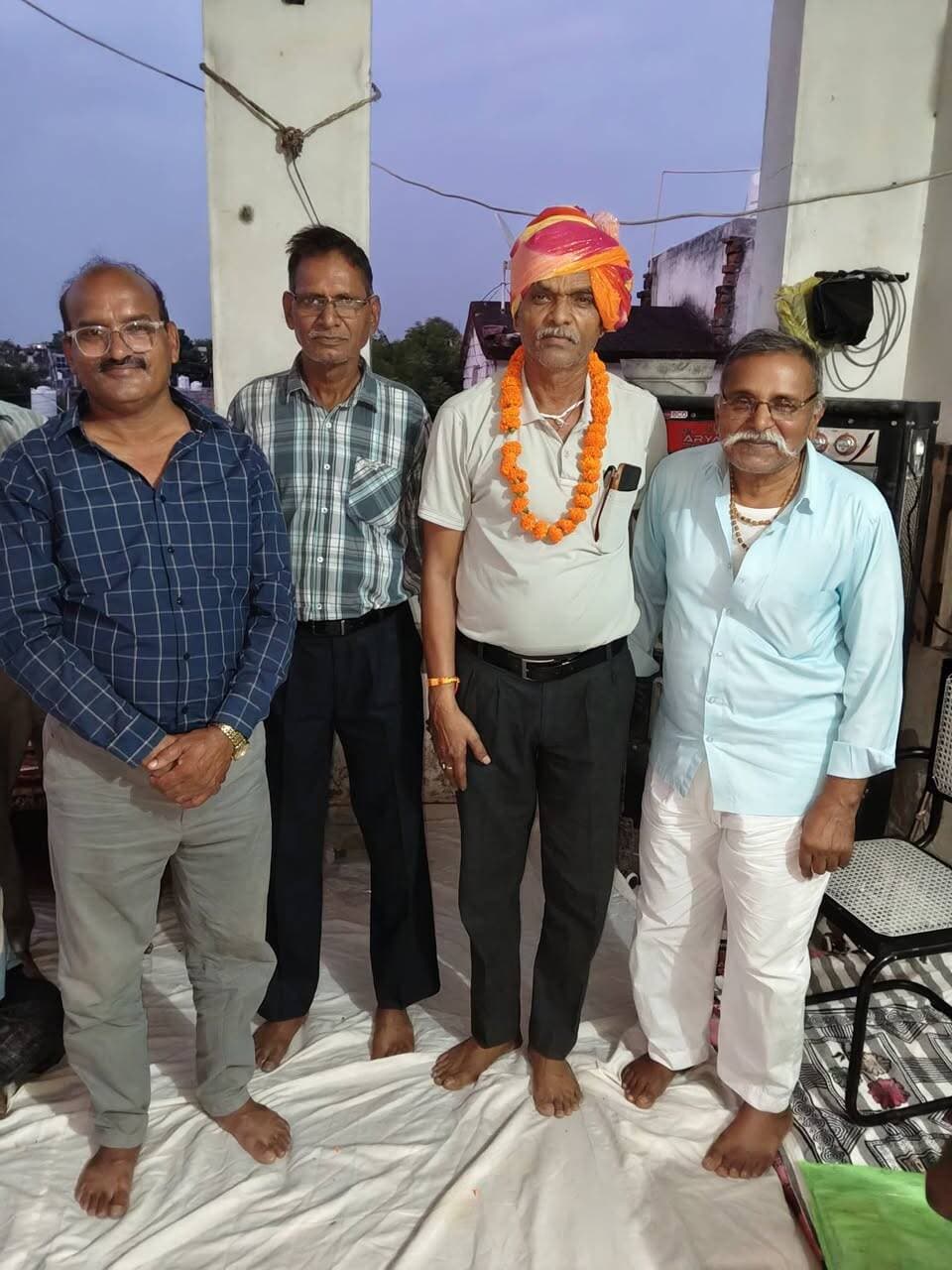 *श्री राजपूत सभा महूकलां की नवीन कार्यकारिणी का हुआ गठन सर्वसम्मति से श्री गजराज सिंह जी राजावत(छाबा) बने निर्विरोध अध्यक्ष*
आज रविवार को श्री राजपूत सभा महूकलां एक महत्वपूर्ण बैठक आयोजित की गई जिसमें वर्तमान अध्यक्ष एवं कार्यकारिणी का कार्यकाल समाप्त होने पर नवीन कार्यकारिणी का गठन किया गया । बैठक में सर्वप्रथम गणेश जी व मां दुर्गा के समक्ष दीप प्रज्वलन कर बैठक में उपस्थित सभी सरदारों ने समाज की एकता समाजिक समरसता व संगठन को मजबूती एवं समाज के सर्वांगीण विकास के विषय में उपस्थित सभी सरदारों ने विचार विमर्श किया गया।
निर्वतमान अध्यक्ष श्री शिम्भू सिंह जादौन ने अपने अब तक रहे कार्यकाल में समाज की ओर से मिले अपार जन सहयोग के लिए सभी सरदारों का आभार व्यक्त करते हुए जाने अनजाने में हुई गलती के लिए क्षमा मांगी साथ ही अपना कार्यकाल समाप्त होने पर कार्यकारिणी स्वत ही भंग हो जाने पर नवीन कार्यकारिणी गठन का अनुरोध किया।
नवीनतम कार्यकारणी का गठन निर्वाचन अधिकारी समाज के वरिष्ठजन श्री कीर्तन चंद जी की अध्यक्षता में पूर्व अध्यक्ष श्री इंदर सिंह नरूका,उपाध्यक्ष श्री मूल सिंह जी (छाबा) जितेन्द्र सिंह (जीतू बना)व राजेश सिंह जी अध्यापक की देख-रेख में किया गया।
चुनाव समिति के अध्यक्ष श्री कीर्तन चंद जी जादौन ने समाज की पूर्व में रही परंपरा के अनुसार ठा.सा.श्री गजराज सिंह जी राजावत के नाम का अध्यक्ष पद के लिये प्रस्ताव रखा जिसमें सर्वसम्मति से निर्विरोध ठा.सा.श्री गजराज सिंह जी राजावत को अध्यक्ष चुना गया उसी प्रकार सर्वसम्मति से महामंत्री – श्री भंवर सिंह जादौन, वरिष्ठ उपाध्यक्ष – श्री मूल सिंह जादौन (छाबा),उपाध्यक्ष – श्री महावीर सिंह जी,कोषाध्यक्ष – श्री जितेन्द्र सिंह चौहान,सचिव – श्री विक्रम पाल जी जादौन संगठन मंत्री के पद पर श्री बिजेंद्र सिंह जी कुंसाय कार्यालय मंत्री कुलदीप सिंह जादौन व प्रवक्ता श्री अविनाश कुमार पुंढीर को चुना गया।
साथ ही सरक्षक मंडल के पद पर ठा.सा.श्री कीर्तन चंद जी जादौन, ठा.सा.श्री दिनेश सिंह जी चंदेल, ठा.सा. श्री इंदर सिंह नरूका, ठा.सा. श्री रामदयाल सिंह राजावत और ठा.सा. श्री हरिसिंह जादौन को बनाया गया ।
अध्यक्ष पद पर नुयुक्त किये गये ठा.सा.श्री गजराज सिंह जी राजावत ने कहा कि जो जिम्मेदारी समाज के सभी सरदारों ने मुझे प्रदान की हैं मैं दिल से उसका आदर करता हूँ। सभी को मेरे साथ कंधे से कंधा मिलाकर चलना होगा। मैं समाज की एकता समाजिक समरसता व संगठन को मजबूती एवं समाज की सर्वांगीण विकास मेरे लिये सर्वोपरी हैं । हम सभी को समाज की एकता पर जोर देने की आवश्कता हैं ।
आगामी मीटिंग में रिक्त रहे पदों पर न्युक्ति की जावेगी और नवीन कार्यकारिणी के सभी सरदारों का शपथ ग्रहण समारोह का आयोजन किया जावेगा ।