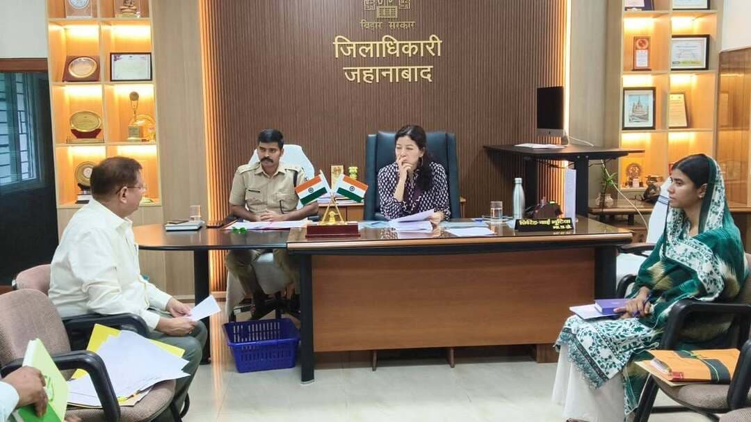 स्कूल-कॉलेजों के आसपास 500 मीटर तक रहेगा ड्रग्स फ्री जोन
जहानाबाद : जिले में मादक पदार्थों की अवैध तस्करी, बिक्री और सेवन पर रोक लगाने को लेकर सोमवार को समाहरणालय में एनसीओआरडी (नारको कोऑर्डिनेशन सेंटर) जिला स्तरीय समिति की बैठक हुई। जिलाधिकारी छिरिङ वाई भूटिया की अध्यक्षता में हुई बैठक में पुलिस अधीक्षक कोटा किरण कुमार समेत संबंधित विभागों के पदाधिकारी मौजूद रहे। बैठक में मादक पदार्थों के खिलाफ निगरानी और कार्रवाई तेज करने का निर्देश दिया गया।
जिलाधिकारी ने जिले के सभी शैक्षणिक संस्थानों के आसपास 500 मीटर की परिधि को ड्रग्स फ्री जोन घोषित करने का आदेश दिया। इस क्षेत्र में मादक पदार्थों की बिक्री, तस्करी और सेवन पर विशेष निगरानी रखने को कहा गया। पुलिस अधीक्षक ने ‘ऑपरेशन चबूतरा’ के तहत स्कूल-कॉलेजों और सार्वजनिक स्थलों के आसपास निगरानी बढ़ाने का निर्देश दिया, ताकि विद्यार्थियों और युवाओं को नशे से दूर रखा जा सके।
बैठक में संभावित अवैध अफीम की खेती पर ड्रोन से निगरानी करने और फसल मिलने पर तत्काल कार्रवाई करते हुए उसे नष्ट कराने का निर्देश दिया गया। मद्य निषेध विभाग और जीआरपी को संयुक्त अभियान चलाकर अवैध शराब व मादक पदार्थों की तस्करी रोकने को कहा गया।
वहीं, कोडीन युक्त सिरप की बिक्री, भंडारण और वितरण की जांच के लिए मद्य निषेध विभाग तथा औषधि निरीक्षक को संयुक्त अभियान चलाने का निर्देश दिया गया। जिलाधिकारी ने सभी संबंधित विभागों को समन्वय के साथ लगातार कार्रवाई करने तथा नशे के दुष्प्रभावों के प्रति जागरूकता अभियान चलाने पर जोर दिया।