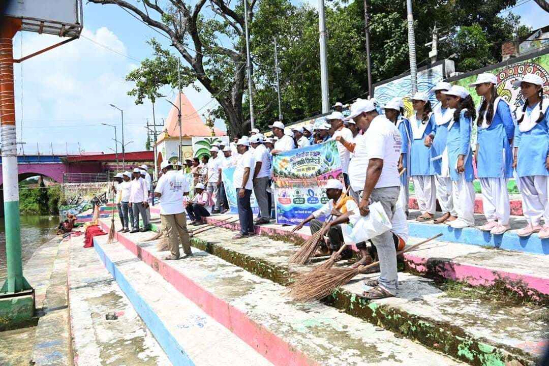 कृष्णवंशी यमुने घाट पर चला स्वच्छता अभियान, पौधारोपण कर दिया पर्यावरण संरक्षण का संदेश
जहानाबाद : स्वच्छता ही सेवा कार्यक्रम के तहत सोमवार को नगर पंचायत मखदुमपुर में कृष्णवंशी यमुने घाट पर स्वच्छता, श्रमदान एवं जागरूकता अभियान चलाया गया। जिला पदाधिकारी छिरिङ वाई भूटिया के निर्देश पर जिला गंगा समिति, नमामि गंगे एवं नगर पंचायत मखदुमपुर के संयुक्त तत्वावधान में आयोजित कार्यक्रम में लोगों को स्वच्छता और पर्यावरण संरक्षण के प्रति जागरूक किया गया।
अभियान की शुरुआत नगर पंचायत कार्यालय से कृष्णवंशी यमुने घाट तक निकाली गई जागरूकता रैली से हुई। रैली के माध्यम से लोगों से नदी और जलस्रोतों को स्वच्छ रखने तथा सिंगल यूज प्लास्टिक के इस्तेमाल से बचने की अपील की गई। इसके बाद घाट परिसर में विशेष स्वच्छता एवं श्रमदान अभियान चलाया गया।
नगर पंचायत की कार्यपालक पदाधिकारी सीमा कुमारी के नेतृत्व में नगर पंचायत कर्मियों, युवा छात्र-छात्राओं एवं अन्य लोगों ने श्रमदान किया। घाट और आसपास के क्षेत्र में जमा कचरे को हटाकर साफ-सफाई की गई। लोगों को घाट की स्वच्छता बनाए रखने के लिए प्रेरित किया गया।
इस दौरान पौधारोपण भी किया गया। पदाधिकारियों, कर्मियों एवं अभियान में शामिल लोगों ने पौधे लगाए और उनके संरक्षण की जिम्मेदारी निभाने का संदेश दिया। अभियान के माध्यम से लोगों से नदी और घाट में कचरा नहीं डालने, प्लास्टिक का कम उपयोग करने तथा अपने आसपास के क्षेत्रों को स्वच्छ रखने की अपील की गई।
कार्यक्रम में कहा गया कि स्वच्छ नदी, स्वच्छ घाट और स्वच्छ पर्यावरण का लक्ष्य जनभागीदारी से ही पूरा किया जा सकता है। जिला गंगा समिति, नमामि गंगे एवं नगर पंचायत की ओर से स्वच्छता को जनआंदोलन का स्वरूप देने के लिए लगातार जागरूकता गतिविधियां आयोजित की जा रही हैं।