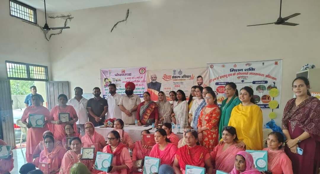 पंचकूला में ‘आंगन मिलन सेवा कार्यक्रम’ का आयोजन
हरियाणा अनुसूचित जाति आयोग की अध्यक्ष श्रीमती बंतो कटारिया ने बतौर मुख्य अतिथि की शिरकत
सरकारी योजनाओं और पोषण के प्रति महिलाओं को किया जागरूक
उत्कृष्ट कार्य करने वाली आंगनवाड़ी कार्यकर्ताओं को किया गया सम्मानित
वन स्टॉप सेंटर और हेल्पलाइन 181 की दी जानकारी
पंचकूला 28 सितंबर : महिला एवं बाल विकास परियोजना अधिकारी बरवाला की अध्यक्षता में बरवाला स्थित कम्युनिटी सेंटर में सेवा संकल्प अभियान के अंतर्गत 'आंगन मिलन सेवा कार्यक्रम' का आयोजन उत्साहपूर्वक किया गया। इस कार्यक्रम में हरियाणा अनुसूचित जाति आयोग की अध्यक्ष श्रीमती बंतो कटारिया ने बतौर मुख्य अतिथि शिरकत की।
सेवा संकल्प अभियान के अंतर्गत 'आंगन मिलन सेवा कार्यक्रम' पंचकूला जिले के सभी आंगनवाड़ी केंद्रों में 25 सितंबर 2026 से 7 अक्टूबर 2026 तक मनाया जा रहा है।
कार्यक्रम में भाजपा के कई अन्य गणमान्य सदस्य भी उपस्थित रहे। वहीं विभागीय अधिकारियों में महिला एवं बाल विकास परियोजना अधिकारी बरवाला श्रीमती रेखा , सुपरवाइजर मोनिका, पिंकी और बबीता उपस्थित रहीं।
सरकारी योजनाओं और पोषण के प्रति किया गया जागरूक
कार्यक्रम के दौरान उपस्थित महिलाओं को विभाग द्वारा चलाई जा रही विभिन्न जन-कल्याणकारी योजनाओं जैसे प्रधानमंत्री मातृ वंदना योजना, मुख्यमंत्री मातृत्व सहायता योजना और 'आपकी बेटी-हमारी बेटी' योजना की विस्तृत जानकारी दी गई। साथ ही महिलाओं को पोषण, नियमित टीकाकरण एवं एनीमिया की रोकथाम को लेकर जागरूक किया गया। इस दौरान योजनाओं का लाभ प्राप्त कर चुकी लाभार्थी महिलाओं ने अपने अनुभव भी साझा किए।
कार्यक्रम के दौरान उत्कृष्ट कार्य करने वाली आंगनवाड़ी कार्यकर्ताओं को सम्मानित किया गया।
इस अवसर पर वन स्टॉप सेंटर की केंद्र संचालिका द्वारा वन स्टॉप सेंटर की योजना के बारे में विस्तार से जानकारी दी गई। साथ ही महिलाओं को हेल्पलाइन नंबर 181 के बारे में अवगत कराया गया तथा वन स्टॉप सेंटर के माध्यम से महिलाओं को उपलब्ध कराए जाने वाले संरक्षण, सुरक्षा एवं आवश्यक सहायता के संबंध में भी जानकारी प्रदान की गई।
अंतिम पंक्ति तक पहुंचे योजनाओं का लाभ: श्रीमती बंतो कटारिया
अपने संबोधन में मुख्य अतिथि श्रीमती बंतो कटारिया ने कहा कि आंगनवाड़ी केंद्र समाज सेवा का एक महत्वपूर्ण माध्यम हैं। सरकार का उद्देश्य है कि जनकल्याणकारी योजनाओं का लाभ धरातल पर सबसे निचले स्तर तक प्रत्येक जरूरतमंद महिला व बच्चे तक पहुंचे।
गोद भराई, अन्नप्राशन और बाल गतिविधियां रहीं आकर्षण का केंद्र
कार्यक्रम में पारंपरिक रीति-रिवाजों के अनुसार दो गर्भवती महिलाओं की गोद भराई की रस्म अदा की गई।
नन्हे बच्चों का अन्नप्राशन संस्कार संपन्न कराया गया।
बच्चों के शारीरिक व मानसिक विकास को बढ़ावा देने के लिए कई मनोरंजक गतिविधियां कराई गईं—जिनमें बॉल कलर-मैचिंग, थंब पेंटिंग और स्लेट पर गिनती लेखन शामिल था। इसके साथ ही 8 माह के नन्हे बच्चों के लिए विशेष क्रॉलिंग प्रतियोगिता आयोजित की गई, जिसके प्रथम, द्वितीय व तृतीय स्थान पर रहे बच्चों को पुरस्कृत किया गया।