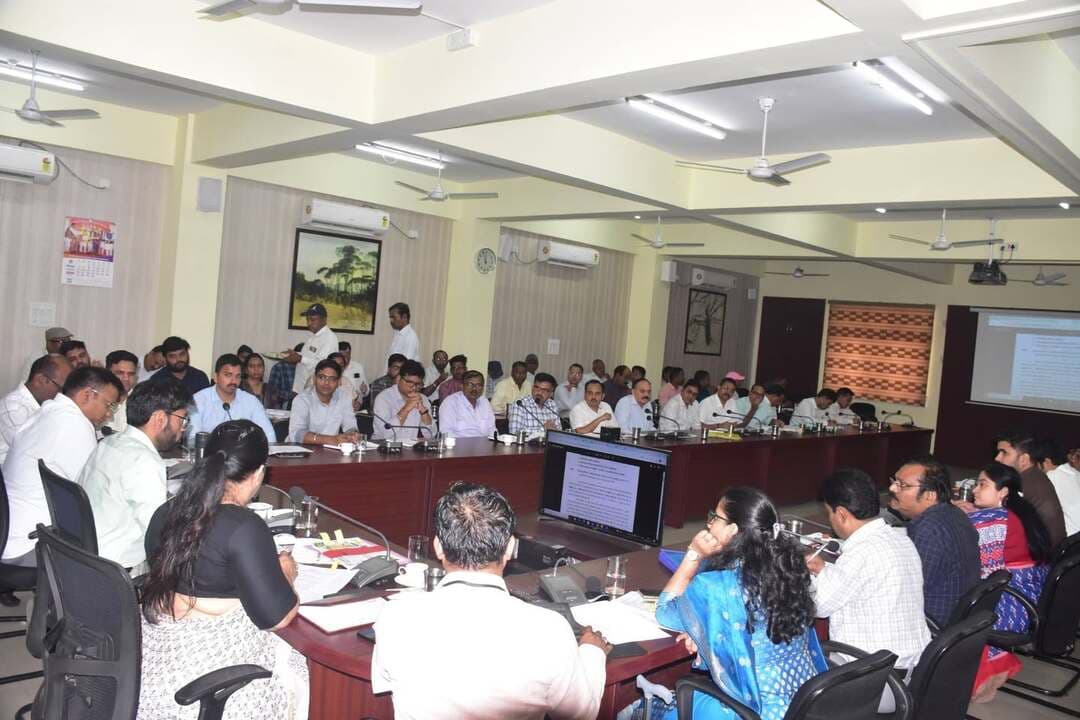 जिले में अवैध तथा नकली शराब एवं मिलावटी खाद्य पदार्थों की बिक्री के विरुद्ध कार्रवाई सुनिश्चित करें
कार्रवाई नहीं करने वाले अधिकारियों के विरुद्ध ली जाएगी एक्शन
समय सीमा पत्रों की समीक्षा बैठक में कलेक्टर श्री दिव्यांक सिंह ने दी चेतावनी
सोमवार को आयोजित समय सीमा पत्रों की समीक्षा बैठक में कलेक्टर श्री दिव्यांक सिंह ने निर्देशित किया कि जिले में अवैध तथा नकली शराब एवं मिलावटी खाद्य पदार्थ की किसी भी स्थिति में बिक्री नहीं हो यह सुनिश्चित करें। कलेक्टर ने सख्त चेतावनी देते हुए निर्देशित किया कि यदि संबंधित विभागीय अधिकारियों द्वारा कार्रवाई नहीं की जाती है तो उन अधिकारियों के विरुद्ध एक्शन लेने में देरी नहीं की जाएगी। कलेक्टर ने यह भी निर्देशित किया कि आबकारी, राजस्व तथा खाद्य एवं औषधि प्रशासन विभाग अपने कर्तव्य का निर्वहन सुनिश्चित करें अन्यथा कार्रवाई के लिए तैयार रहें कार्य में ढिलाई बर्दाश्त नहीं की जाएगी। बैठक में अपर कलेक्टर श्रीमती एकता जायसवाल, सीईओ जिला पंचायत श्री अनुकूल जैन तथा अन्य जिला स्तरीय अधिकारी उपस्थित थे।
कलेक्टर ने बैठक में अधिकारियों को निर्देशित किया कि अवैध तथा नकली शराब तथा मिलावटी खाद्य पदार्थ के मामलों में संदेश जाना चाहिए कि विभाग कार्रवाई कर रहे हैं कार्रवाई नजर भी आना चाहिए। कलेक्टर ने जिले के सभी एसडीएम को भी निर्देशित किया कि वह भी कार्रवाइयों में सम्मिलित रहे।
कलेक्टर ने सीएम हेल्पलाइन में लंबित आवेदनों की समीक्षा करते हुए निर्देशित किया कि राजस्व विभाग तेजी से निराकरण करें विभाग के पास पर्याप्त अमला है परंतु शिकायतों की संख्या फिर भी ज्यादा है। सभी विभागों को कलेक्टर ने निर्देशित किया कि सीएम हेल्पलाइन में संतुष्टि पूर्वक शिकायतों का निराकरण किया जाना है कार्य को अत्यंत गंभीरता से लेना है।
जिले में सेवा सेतु अभियान की तैयारी
बैठक में बताया गया कि सेवा संकल्प अभियान के अंतर्गत शासन के निर्देशानुसार जिले में भी सेवा सेतु अभियान सरकार आपके द्वार के सफल क्रियान्वयन की तैयारी की जा रही है। अभियान के तहत आगामी तीन तथा चार अक्टूबर को शिविर आयोजित किए जाएंगे।
सेवा सेतु अभियान के तहत आगामी 3 अक्टूबर को जिले के धुंधडका तीतरोद बोलिया दुधाखेड़ी तथा बुडा में शिविर आयोजित किए जाएंगे। इसी प्रकार 4 अक्टूबर को जिले के 11 नगरी निकायों में शिविर आयोजित किए जाएंगे। उक्त शिविरों में जन शिकायतों समस्याओं का निराकरण तत्काल किया जाएगा। शिविर प्रातः 11:00 से आयोजित होंगे साथ में स्वास्थ्य शिविर भी आयोजित किए जाएंगे। कलेक्टर श्री दिव्यांक सिंह ने अभियान के आयोजन के संबंध में दिशा निर्देश अधिकारियों को दिए। बताया गया कि 3 अक्टूबर को धुंधडका में सेवा सेतु अभियान के अंतर्गत आयोजित होने वाले शिविर में ही मुख्यमंत्री जन विश्वास अभियान का शिविर सम्मिलित रहेगा।
वडनगर से वाराणसी जल जन सेवा संकल्प यात्रा 1 अक्टूबर को जिले में प्रवेश करेगी
बैठक में बताया गया कि सेवा संकल्प अभियान के अंतर्गत जल जन सेवा संकल्प यात्रा आगामी 1 अक्टूबर को मंदसौर जिले में प्रवेश करेगी। इसके अंतर्गत यात्रा दल क्रमांक एक, 01 अक्टूबर को दोपहर 12 बजे सीतामऊ के रुणीजा से प्रवेश कर जिले के विभिन्न स्थानों से गुजरेगी। इसी प्रकार यात्रा दल क्रमांक 8 भी आगामी 1 अक्टूबर को जिले के सीतामऊ क्षेत्र के दलावदा से जिले में शाम 4 बजे प्रवेश करेगी। कलेक्टर श्री दिव्यांक सिंह ने यात्रा के आयोजन के संबंध में जिले में समस्त तैयारी जैसे स्वागत मंच, बैनर, श्रमदान, पौधारोपण, लाभ वितरण, यात्रा विश्राम, भोजन, चिकित्सा इत्यादि के बारे में आवश्यक तैयारी एवं व्यवस्थाओं के लिए विस्तार से दिशा निर्देश अधिकारियों को दिए।
बैठक में कलेक्टर द्वारा जिले में जर्जर भवनों को ध्वस्त करने नगर पालिकाओं द्वारा कर वसूली मंदसौर कृषि उपज मंडी में किया जा रहे सुधार कार्यों की भी समीक्षा की गई मंडी के संदर्भ में एसडीएम श्री पाटीदार ने बताया कि मंदसौर मंडी में सफाई शौचालय साईंनेज निर्माण संकेतक टोकन वितरण महिलाओं के लिए व्यवस्था 108 एम्बुलेंस रेस्ट रूम सीसीटीवी इत्यादि व्यवस्थाओं पर कार्य किया जा रहा है कलेक्टर द्वारा बैठक में सभी अधिकारियों को निर्देशित किया कि शासकीय कार्यक्रमों आयोजनों की सूचना समय सीमा में सभी संबंधित जनप्रतिनिधियों को अनिवार्य रूप से पहुंचाई जाए।
#Mandsaur #मंदसौर