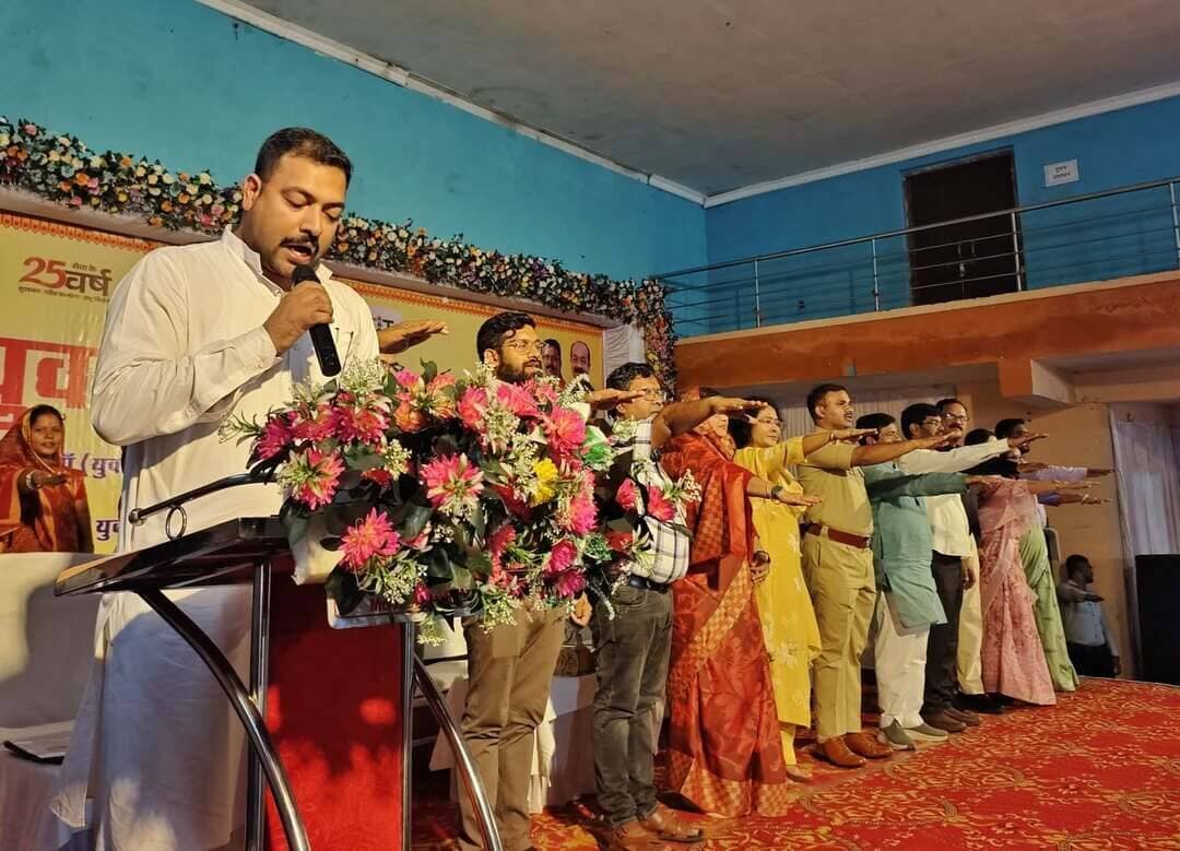 युवा उड़ान 2026 : छत्तीसगढ़ राज्य युवा आयोग के अध्यक्ष श्री विश्व विजय सिंह तोमर ने आज टाऊन हॉल में हजारों युवाओं को नशामुक्त भारत, बाल विवाह मुक्त भारत और जल के संरक्षण एवं संवर्धन में अपनी महती सहभागिता की शपथ दिलाई।
#YuvaUdaan2026 #सेवा_संकल्प_अभियान #ViksitBharat2047 #CareerGuidance #Baloddistrict