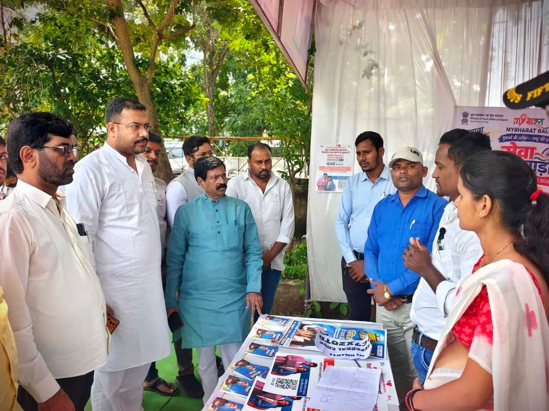 युवा उड़ान 2026 : माय भारत रजिस्ट्रेशन, कौशल विकास प्राधिकरण, रक्तदान एवं सायबर जागरुकता हेतु लगाए गए स्टॉल।
छत्तीसगढ़ राज्य युवा आयोग के अध्यक्ष श्री विश्व विजय सिंह तोमर, राष्ट्रीय बाल अधिकार संरक्षण आयोग के पूर्व सदस्य श्री यशवंत जैन, वरिष्ठ जनप्रतिनिधि श्री चेमन देशमुख सहित अन्य जनप्रतिनिधिगण ने स्टॉल का निरीक्षण कर लाभान्वित हो रहे युवाओं के संबंध में ली जानकारी।
#YuvaUdaan2026 #सेवा_संकल्प_अभियान #ViksitBharat2047 #CareerGuidance #Baloddistrict