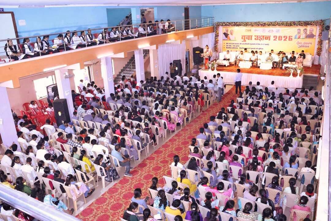 युवा उड़ान 2026 : विकसित भारत @2047' के संकल्प को मजबूत करने और भविष्य को सही दिशा देने के लिए हजारों युवा हुए शामिल।
छत्तीसगढ़ रजत महोत्सव एवं सेवा संकल्प अभियान के तहत आज टाउन हॉल बालोद में युवा उड़ान 2026 का हुआ भव्य आयोजन।
#YuvaUdaan2026 #सेवा_संकल्प_अभियान #ViksitBharat2047 #CareerGuidance #Baloddistrict