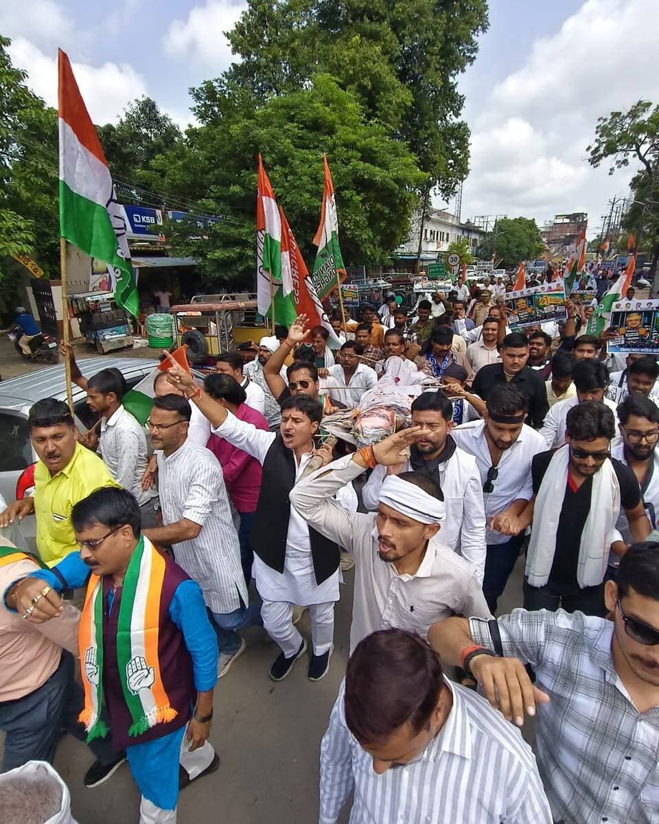 मुख्य निर्वाचन आयुक्त के खिलाफ कांग्रेस का प्रदर्शन, कई कार्यकर्ता हिरासत में
.
#हरदोई। मुख्य निर्वाचन आयुक्त ज्ञानेश कुमार को लेकर विपक्ष की ओर से उठाए जा रहे सवालों के बीच कांग्रेस ने हरदोई में विरोध प्रदर्शन किया। प्रदेश कांग्रेस नेतृत्व के आह्वान पर जिला अध्यक्ष विक्रम पांडेय के नेतृत्व में पार्टी पदाधिकारियों और कार्यकर्ताओं ने प्रदर्शन किया। प्रदर्शन की शुरुआत कांग्रेस कार्यालय से हुई।
कार्यकर्ता जुलूस के रूप में आगे बढ़े, लेकिन पुलिस ने उन्हें निर्धारित प्रदर्शन स्थल तक पहुंचने से पहले रोक दिया। इस दौरान पुलिस और कांग्रेस कार्यकर्ताओं के बीच काफी देर तक धक्का-मुक्की और खींचतान की स्थिति बनी रही। कांग्रेस कार्यकर्ताओं ने मुख्य निर्वाचन आयुक्त के खिलाफ नारेबाजी करते हुए उन्हें पद से हटाने की मांग की। प्रदर्शनकारियों ने निर्वाचन प्रक्रिया को लेकर अपनी आपत्तियां भी दर्ज कराईं।
पुलिस लाइन भेजे गए कार्यकर्ता:
पुलिस ने कांग्रेस जिला अध्यक्ष विक्रम पांडेय सहित कई पदाधिकारियों और कार्यकर्ताओं को हिरासत में लिया। हिरासत में लिए गए लोगों को बस के माध्यम से पुलिस लाइन भेजा गया। इस दौरान कार्यकर्ता नारेबाजी करते रहे। प्रदर्शन को देखते हुए पुलिस प्रशासन की ओर से सुरक्षा व्यवस्था की गई थी और मौके पर पुलिस बल तैनात रहा। कार्यकर्ताओं की भीड़ के कारण कुछ समय के लिए यातायात भी प्रभावित हुआ।
कांग्रेस नेताओं ने कहा कि वे लोकतांत्रिक तरीके से अपनी आपत्तियां सरकार और निर्वाचन आयोग तक पहुंचाना चाहते हैं। वहीं पुलिस की ओर से प्रदर्शनकारियों को आगे बढ़ने से रोकने की कार्रवाई कानून-व्यवस्था बनाए रखने के लिए की गई। प्रदर्शन के दौरान कुछ समय के लिए तनाव की स्थिति रही, जिसके बाद हिरासत में लिए गए कार्यकर्ताओं को पुलिस लाइन ले जाया गया।
#TheTelecast