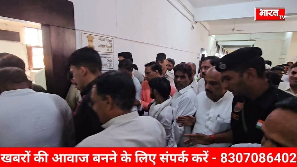 Mewat- कैबिनेट मंत्री विपुल गोयल ने ग्रीवेंस कमेटी की मीटिंग सुनी लोगों की समस्याएं, अधिकारियों को दिए सख्त निर्देश....
Ch. Aftab Ahmed @topfans CH Tofeek Hinganpur Vipul Goel Hidayat Khan Haji Asgar Tain
#mewat #elections #hariyana #nuh #viralpost #trendingnow