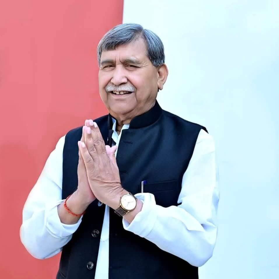 तेज आंधी से गिरे बिजली पोल और क्षतिग्रस्त तारों को दुरुस्त कराने की मांग, सांसद ने लिखा पत्र
बस्ती। जिले में तेज आंधी के कारण कई स्थानों पर विद्युत पोल और बिजली की लाइनें क्षतिग्रस्त होकर गिर गई हैं। इससे ग्रामीण एवं शहरी क्षेत्रों में विद्युत आपूर्ति बाधित होने के साथ लोगों को परेशानियों का सामना करना पड़ रहा है। कई स्थानों पर दुर्घटना की आशंका भी बनी हुई है।
बस्ती के सांसद राम प्रसाद चौधरी ने मुख्य अभियंता, विद्युत वितरण विभाग-बस्ती को पत्र भेजकर प्रभावित क्षेत्रों में विद्युत विभाग की टीमें भेजने की मांग की है। उन्होंने गिरे हुए पोल हटाकर नए पोल लगाने तथा क्षतिग्रस्त विद्युत तारों की मरम्मत कर बिजली आपूर्ति बहाल कराने का अनुरोध किया है। सांसद ने जनहित में कार्यवाही शीघ्र कराने पर जोर दिया।